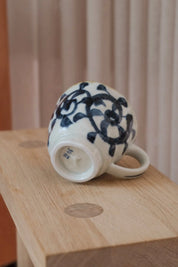 Japanese ceramic mug – white with blue pattern and brown rim (250 ml)