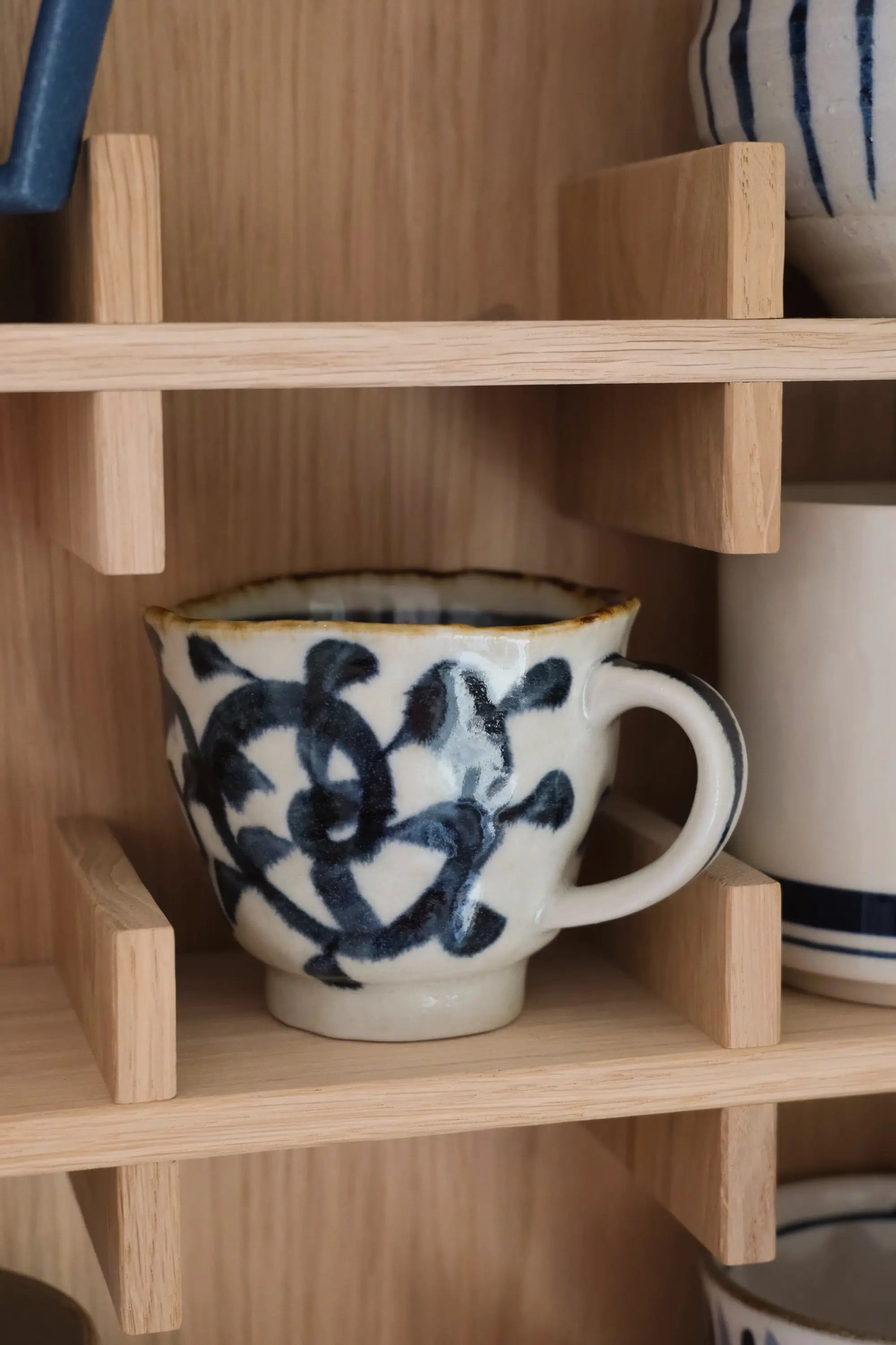 Japanese ceramic mug – white with blue pattern and brown rim (250 ml)