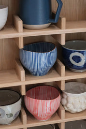 Japansk keramik krus – blå/hvid stribet, organisk form (400 ml)