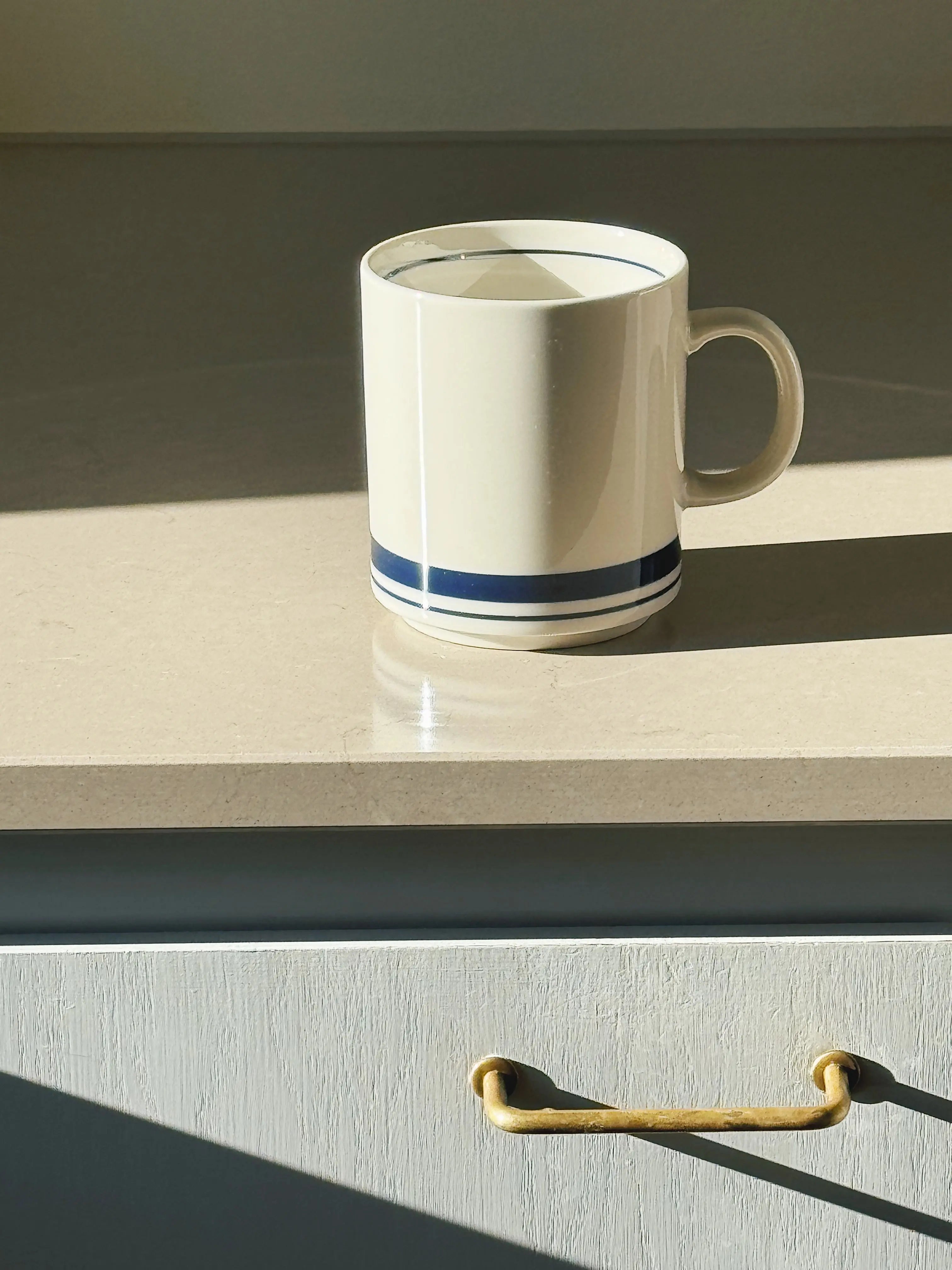 Japansk keramikkrus i hvid med blå striber | 205 ml Studio Hafnia