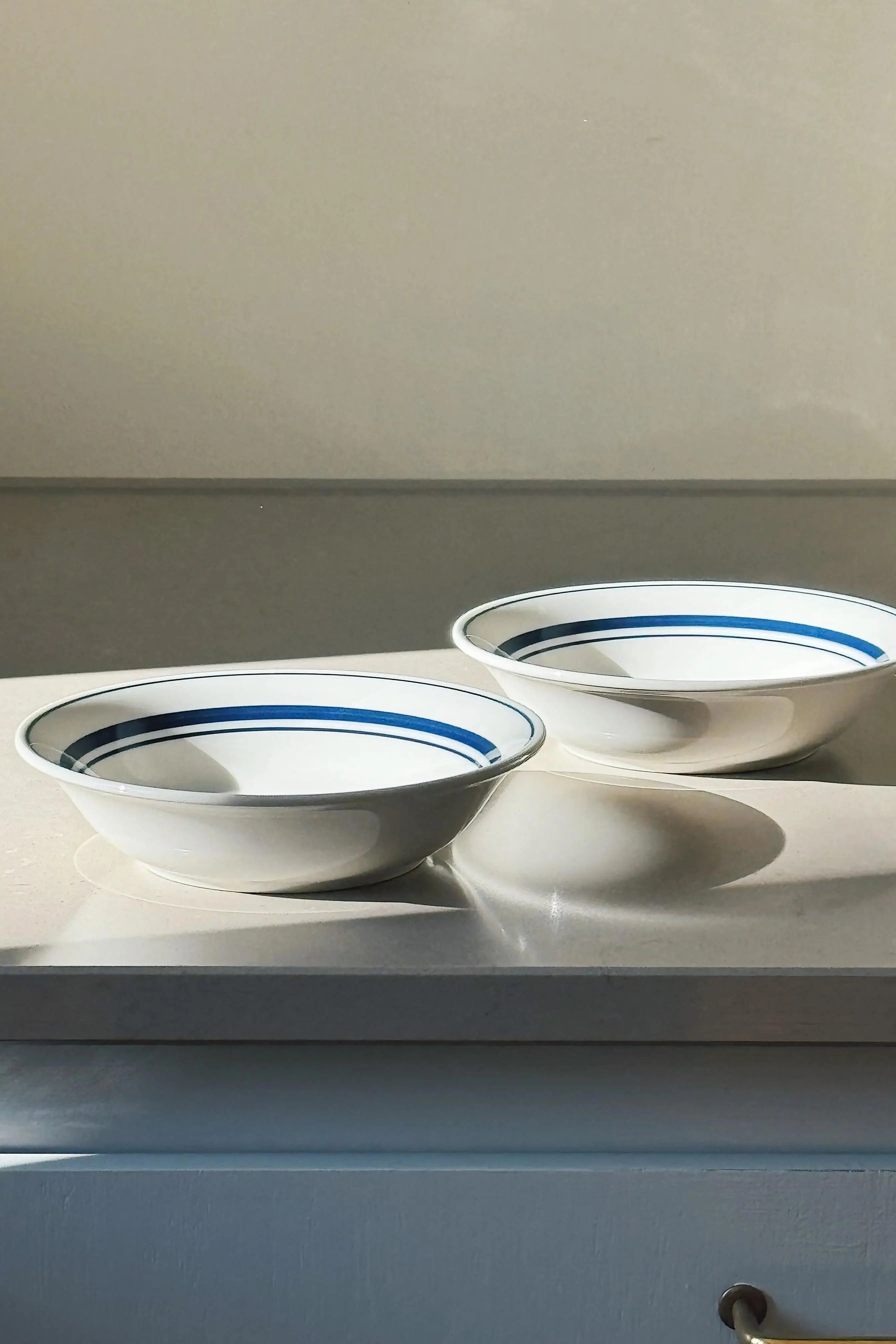 Japansk keramikskål i hvid med blå striber | Ø15,3 cm Studio Hafnia