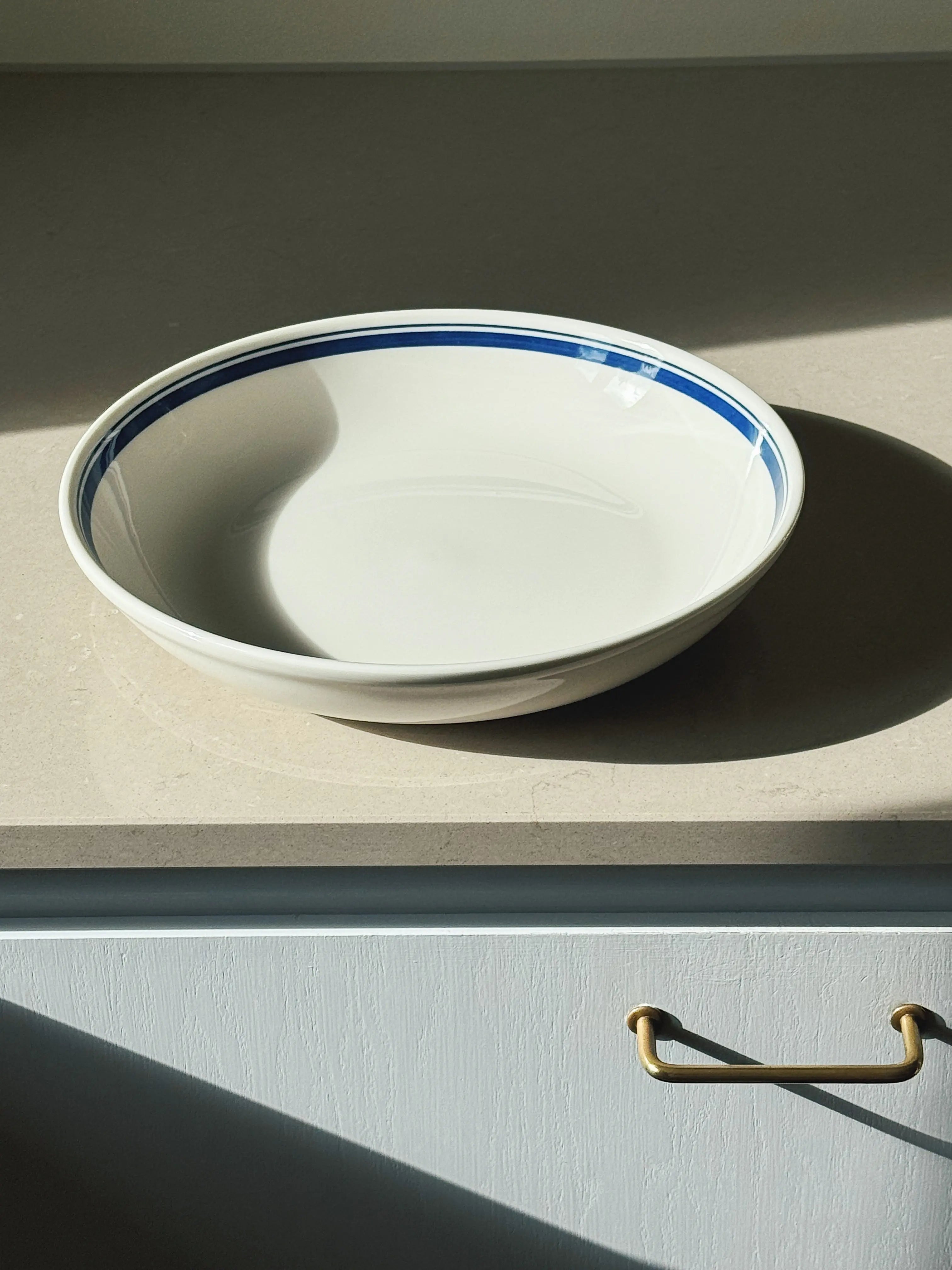 Japansk keramikskål i hvid med blå striber | Ø25,5 cm Studio Hafnia