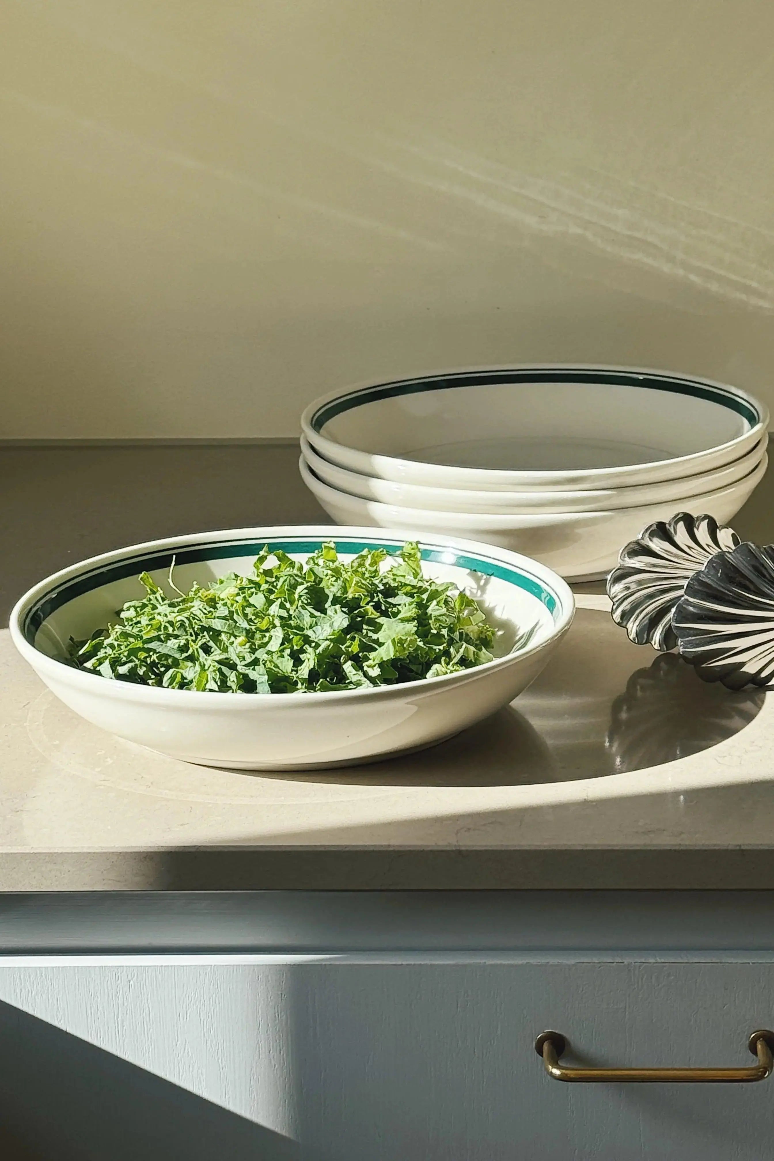 Japansk keramikskål i hvid med grønne striber | Ø25,5 cm Studio Hafnia