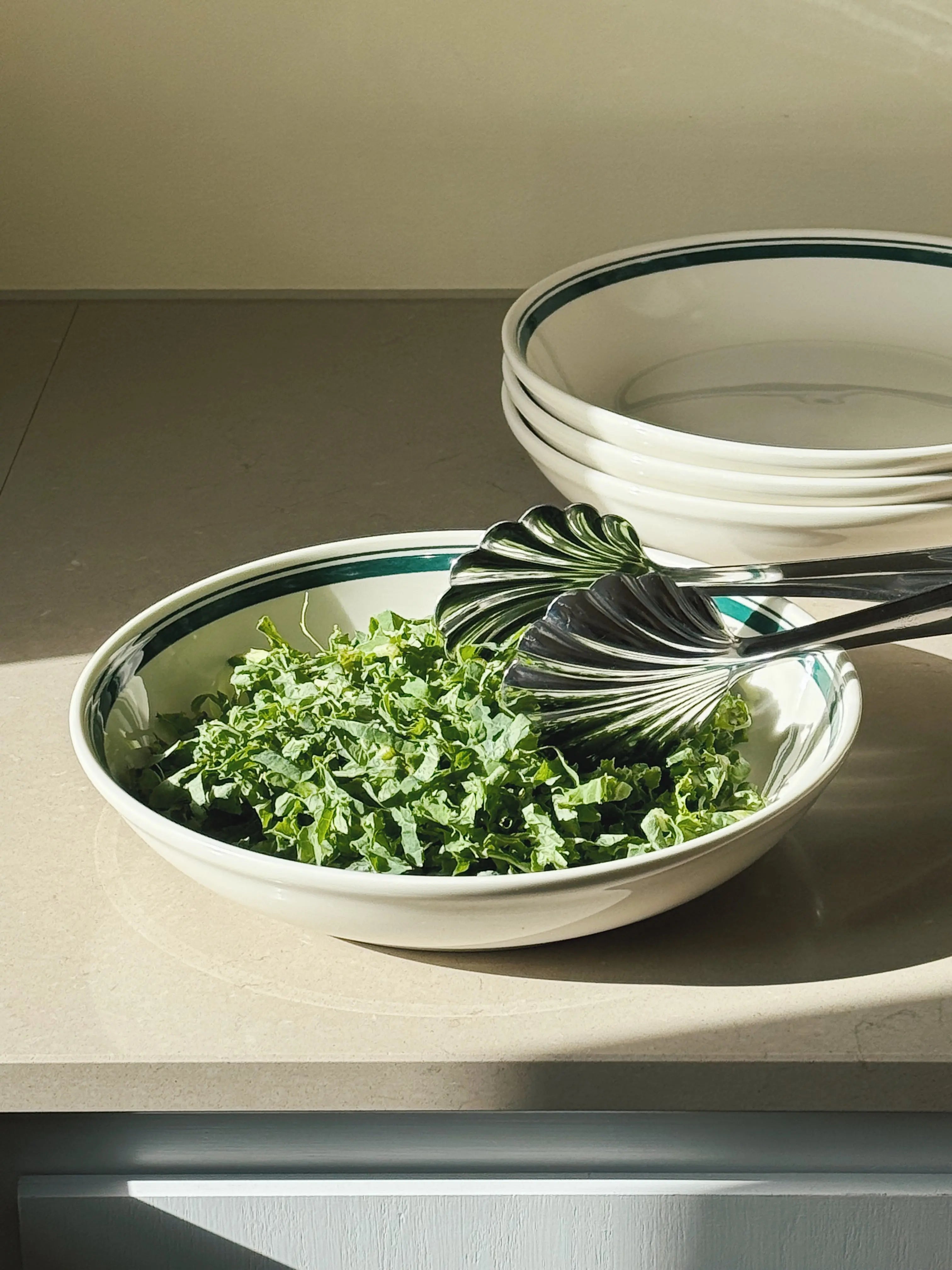 Japansk keramikskål i hvid med grønne striber | Ø25,5 cm Studio Hafnia