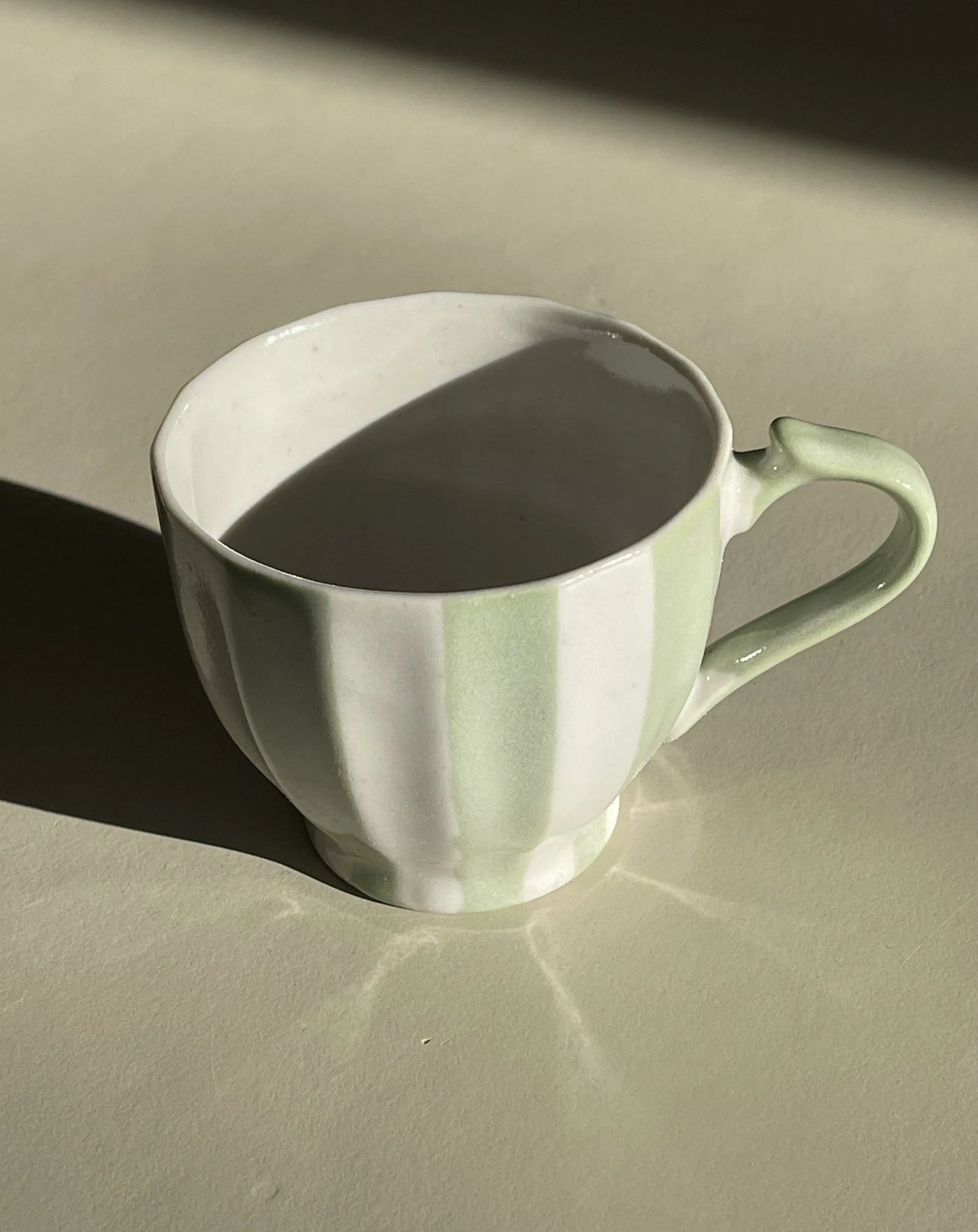 Japansk kop med hank i keramik | Grøn/Hvid stribet Studio Hafnia