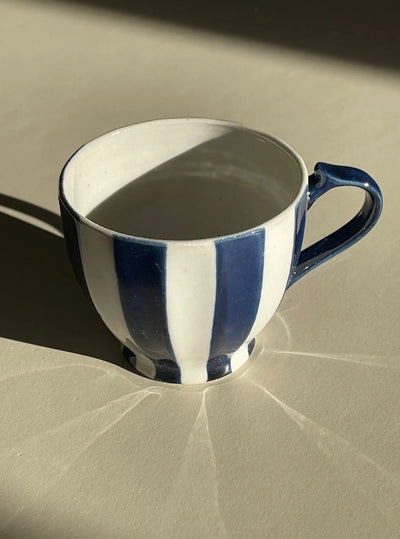 Japansk kop med hank i keramik | Mørkeblå/Hvid stribet Studio Hafnia