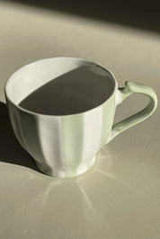 Japansk kop med hank i keramik | Grøn/Hvid stribet Studio Hafnia