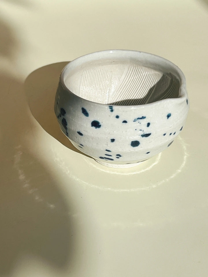 Japansk mælke/soyakande i keramik | Hvid med blå splash Studio Hafnia