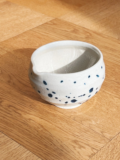 Japansk mælke/soyakande i keramik | Hvid med blå splash Studio Hafnia