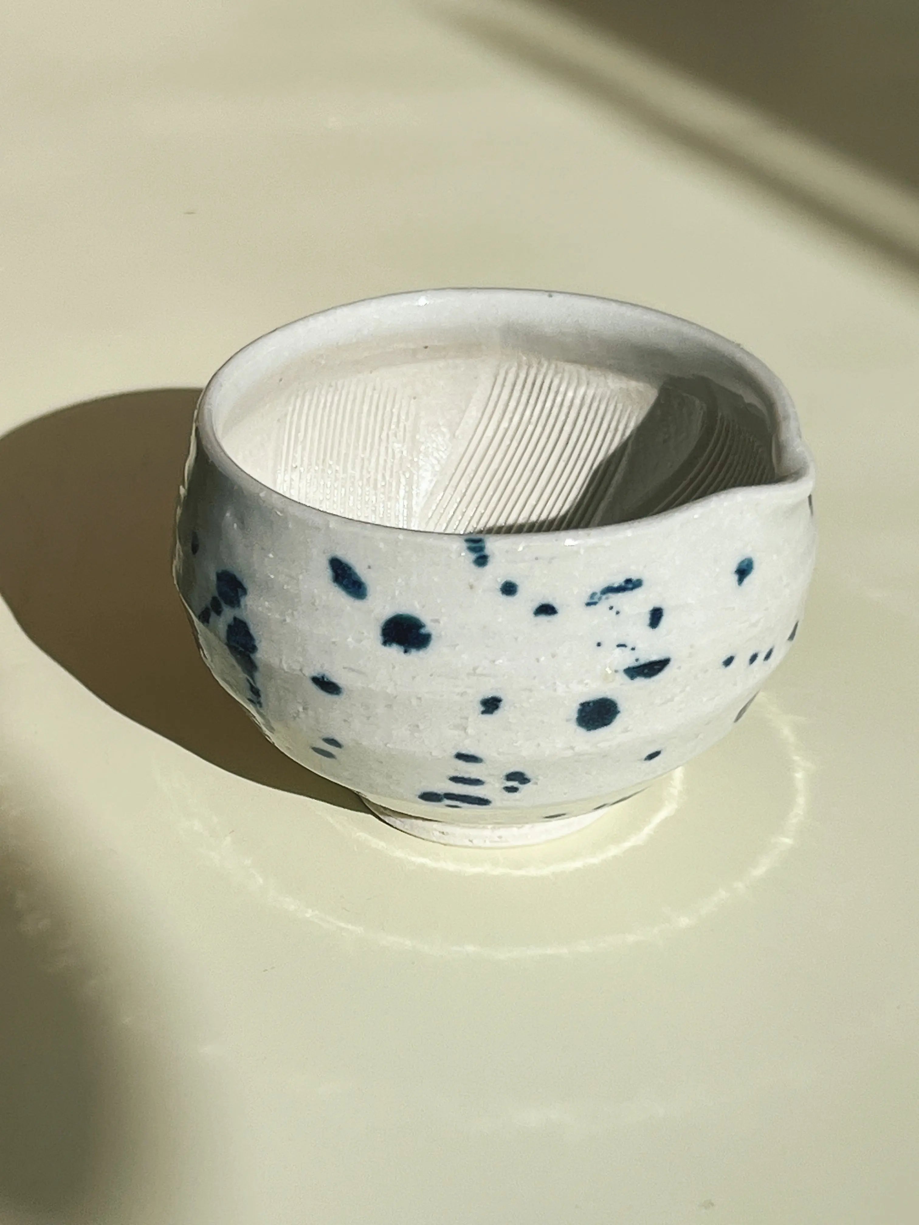 Japansk mælke/soyakande i keramik | Hvid med blå splash Studio Hafnia