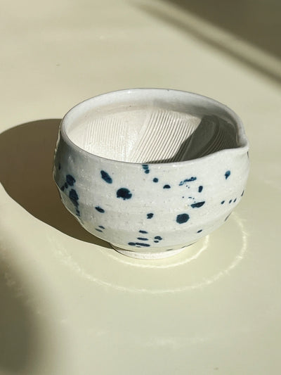 Japansk mælke/soyakande i keramik | Hvid med blå splash Studio Hafnia