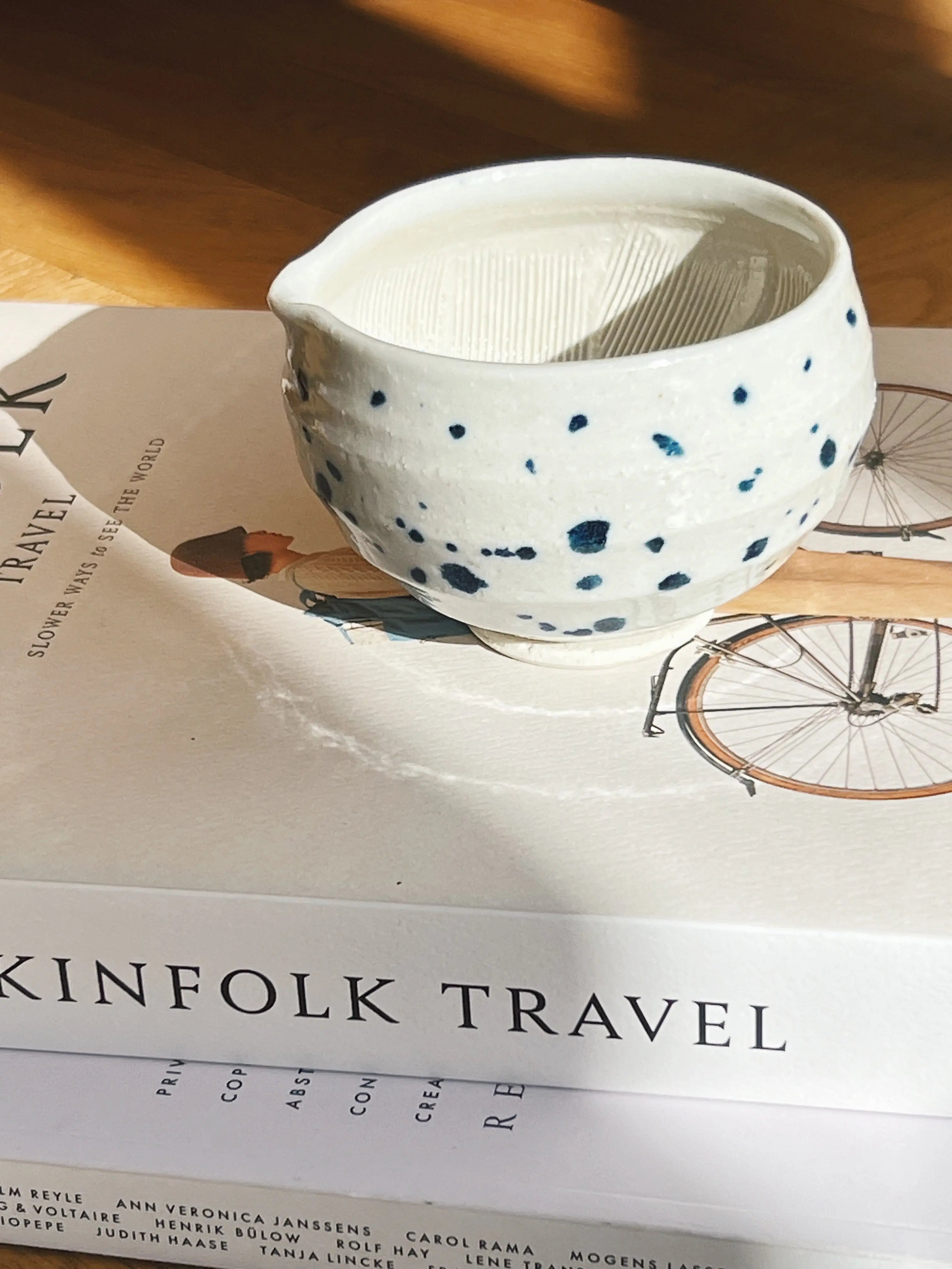 soyakande i keramik | Hvid med blå splash Studio Hafnia