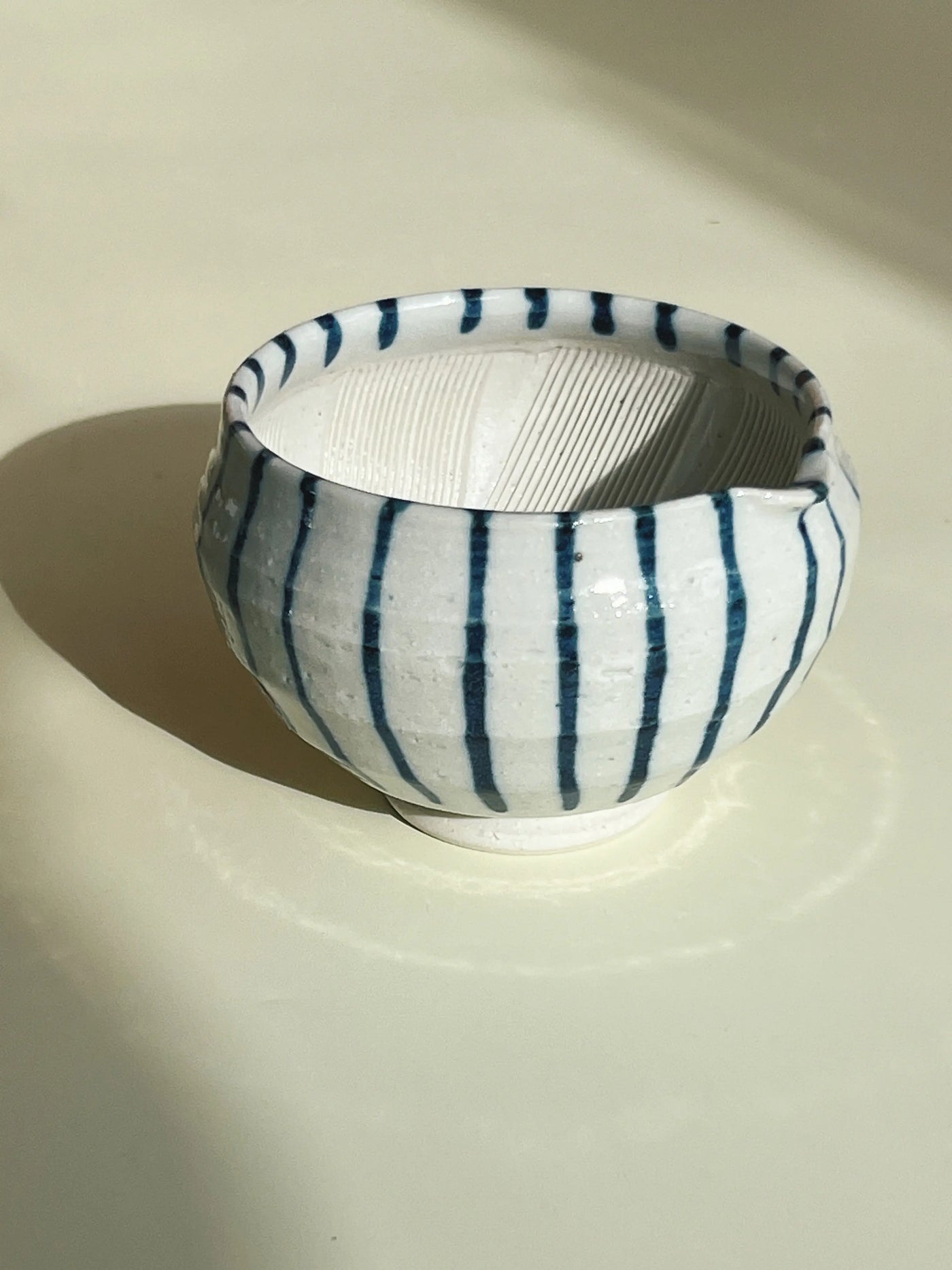 Japansk mælke/soyakande i keramik | Hvid med blå striber Studio Hafnia