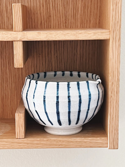 Japansk mælke/soyakande i keramik | Hvid med blå striber Studio Hafnia