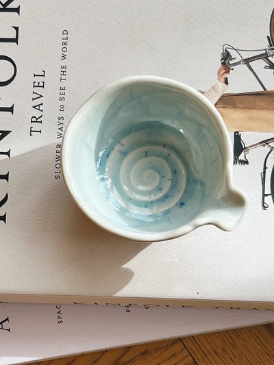 Japansk mælke/soyakande i keramik | Lyseblå og sand Studio Hafnia