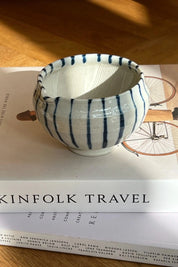 Japansk mælke/soyakande i keramik | Hvid med blå striber Studio Hafnia