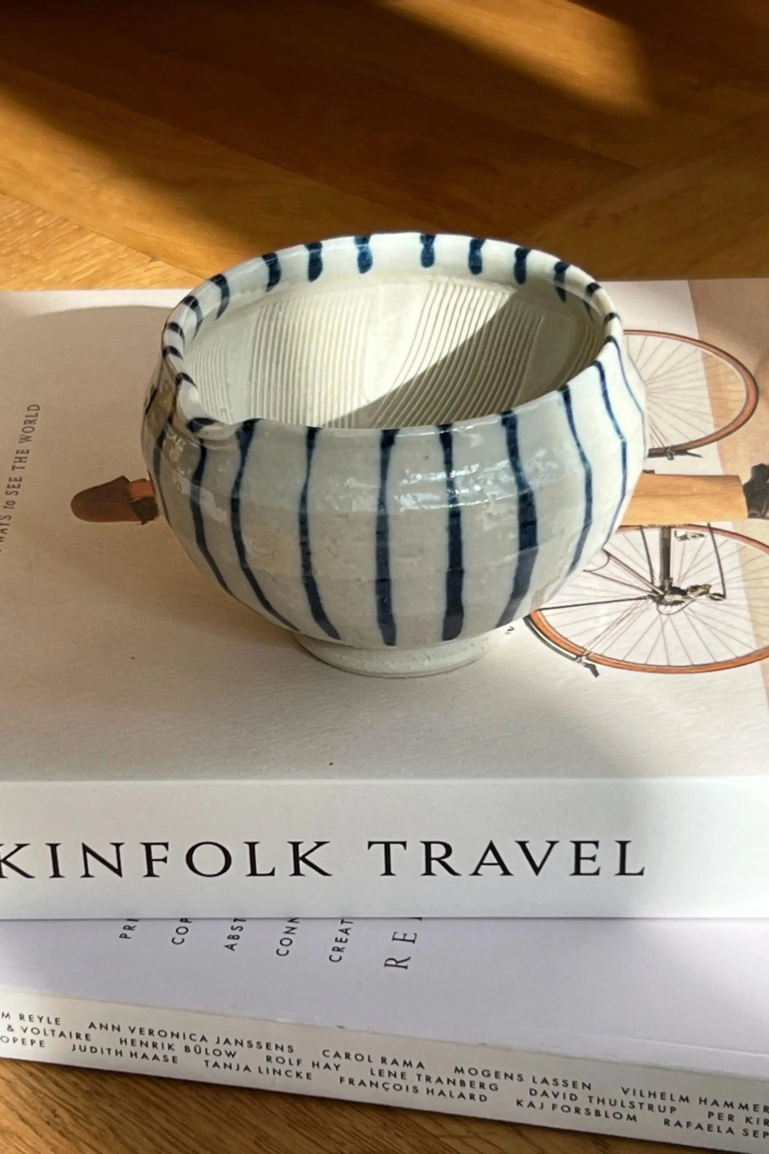 Japansk mælke/soyakande i keramik | Hvid med blå striber Studio Hafnia