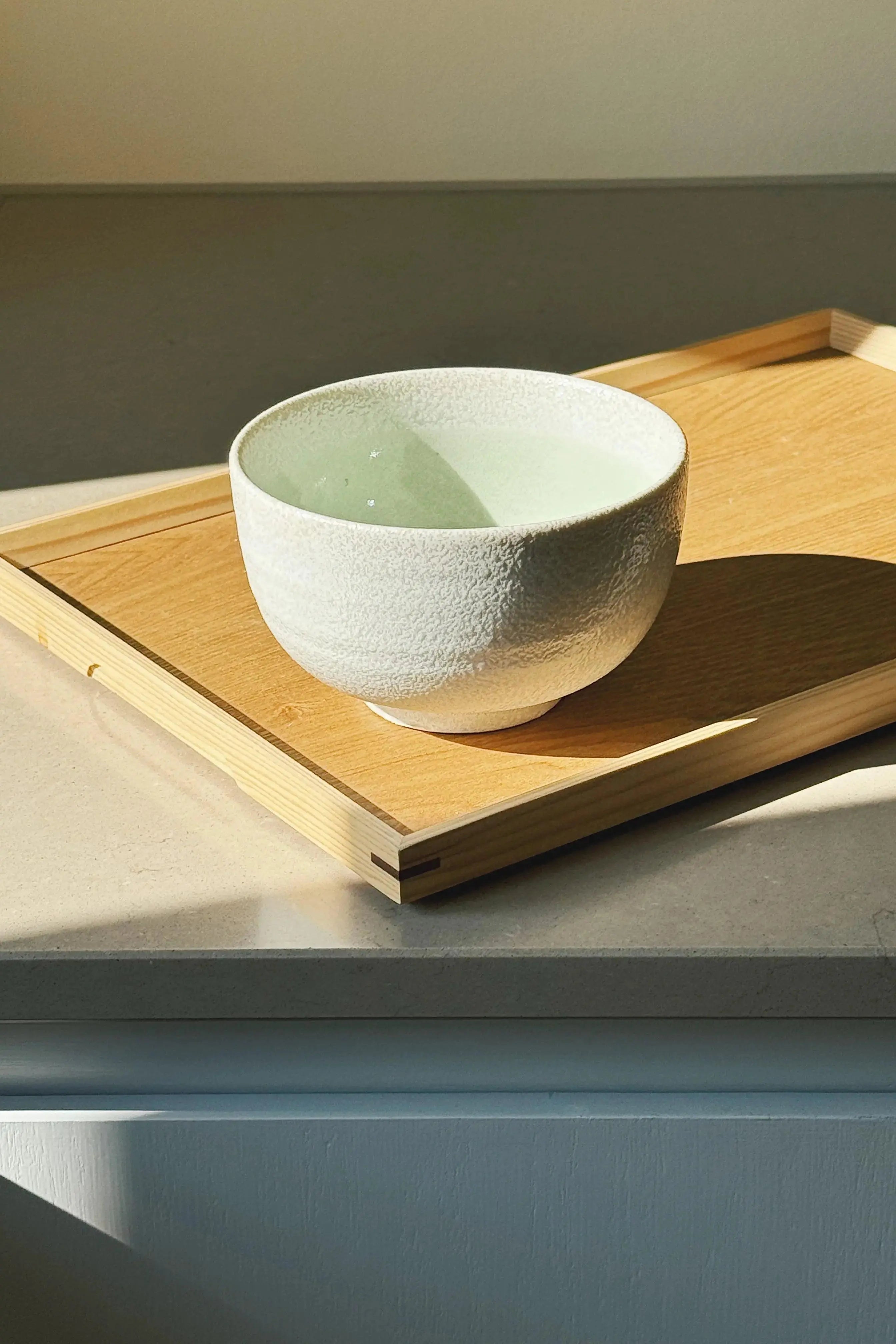Japansk matchaskål i hvid og pastelgrøn glasur | 505 ml Studio Hafnia