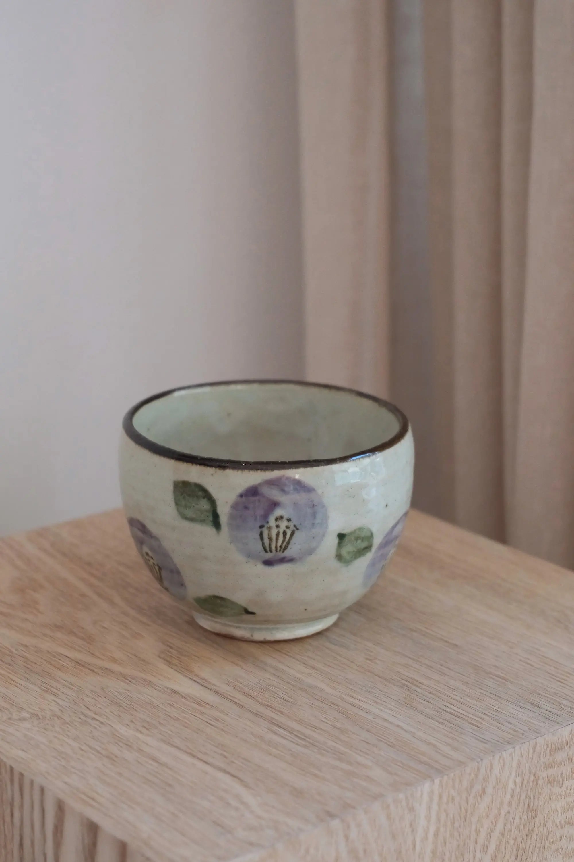 Japansk-porcelaenskop-med-lilla-kamelia-og-brun-kant-_310-ml_-Studio-Hafnia-1378346931.jpg