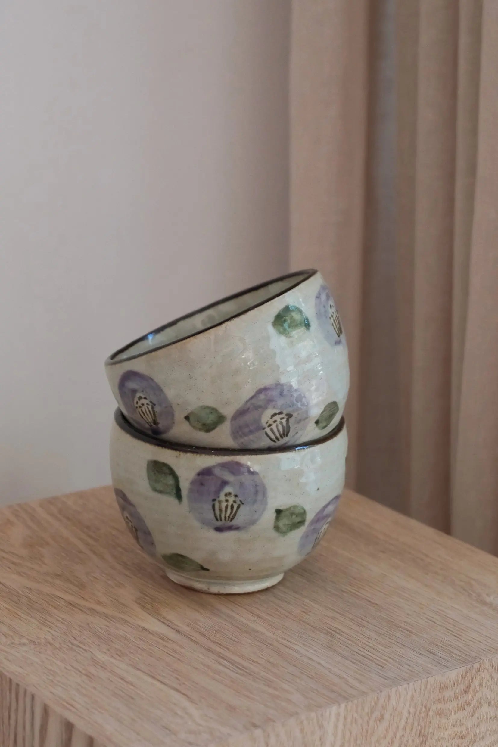 Japansk-porcelaenskop-med-lilla-kamelia-og-brun-kant-_310-ml_-Studio-Hafnia-1378347050.jpg