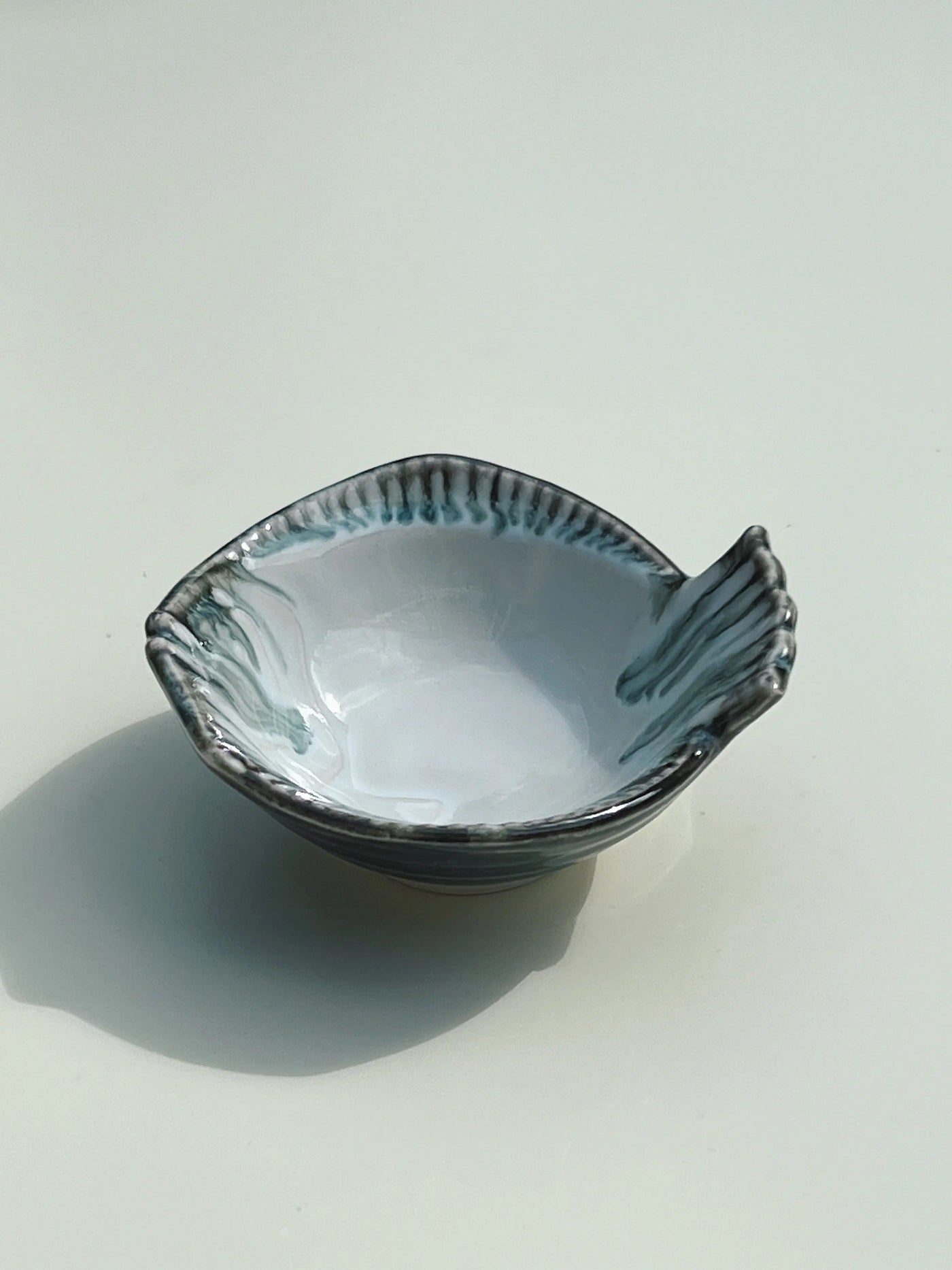 Japansk skål formet som en fisk i keramik | Hvid/grønne/brune nuancer Studio Hafnia