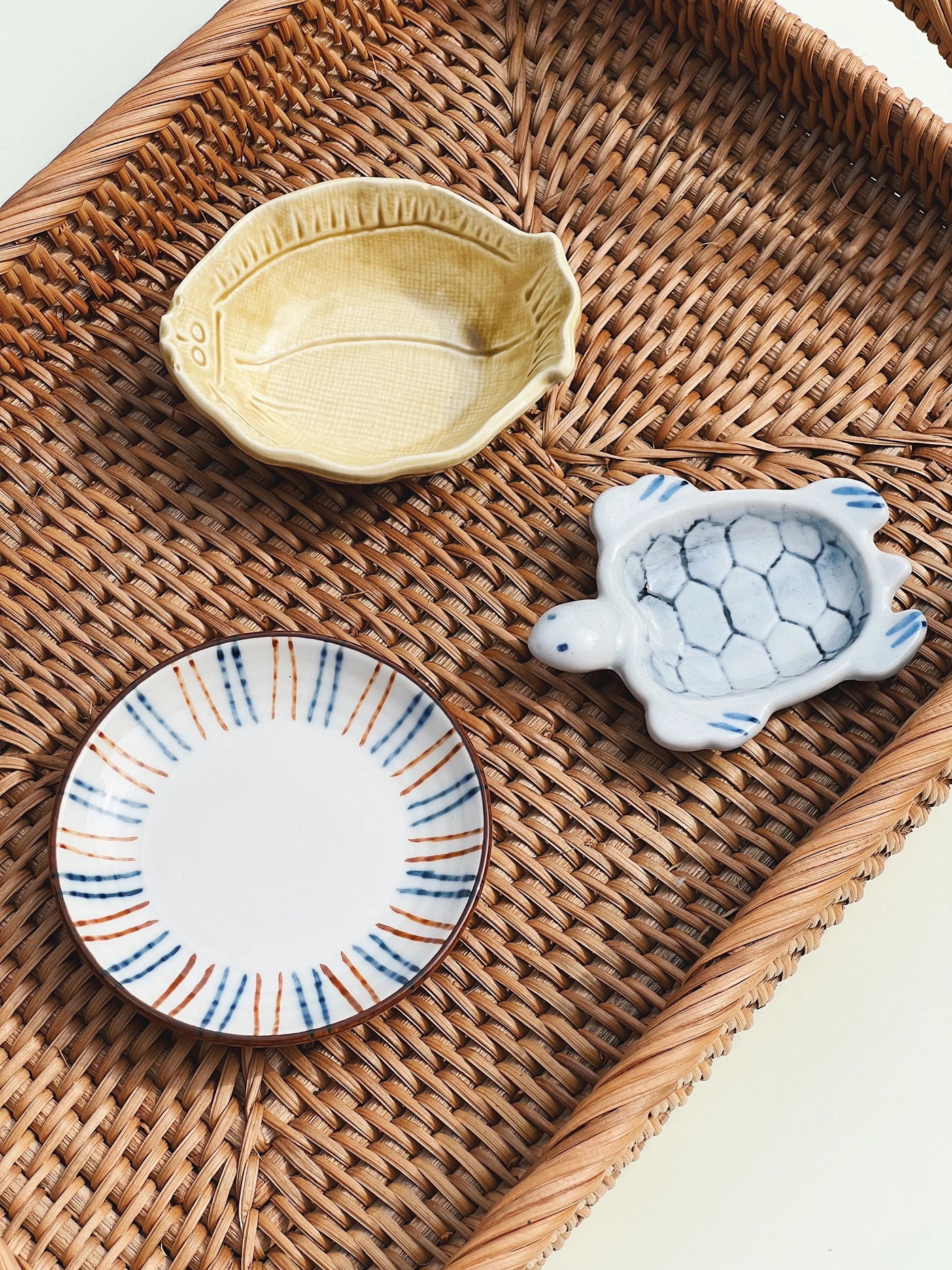 Japansk skål formet som en fisk i keramik | Karrygul Studio Hafnia