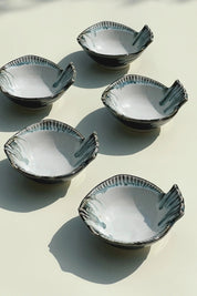 Japansk skål formet som en fisk i keramik | Hvid/grønne/brune nuancer Studio Hafnia