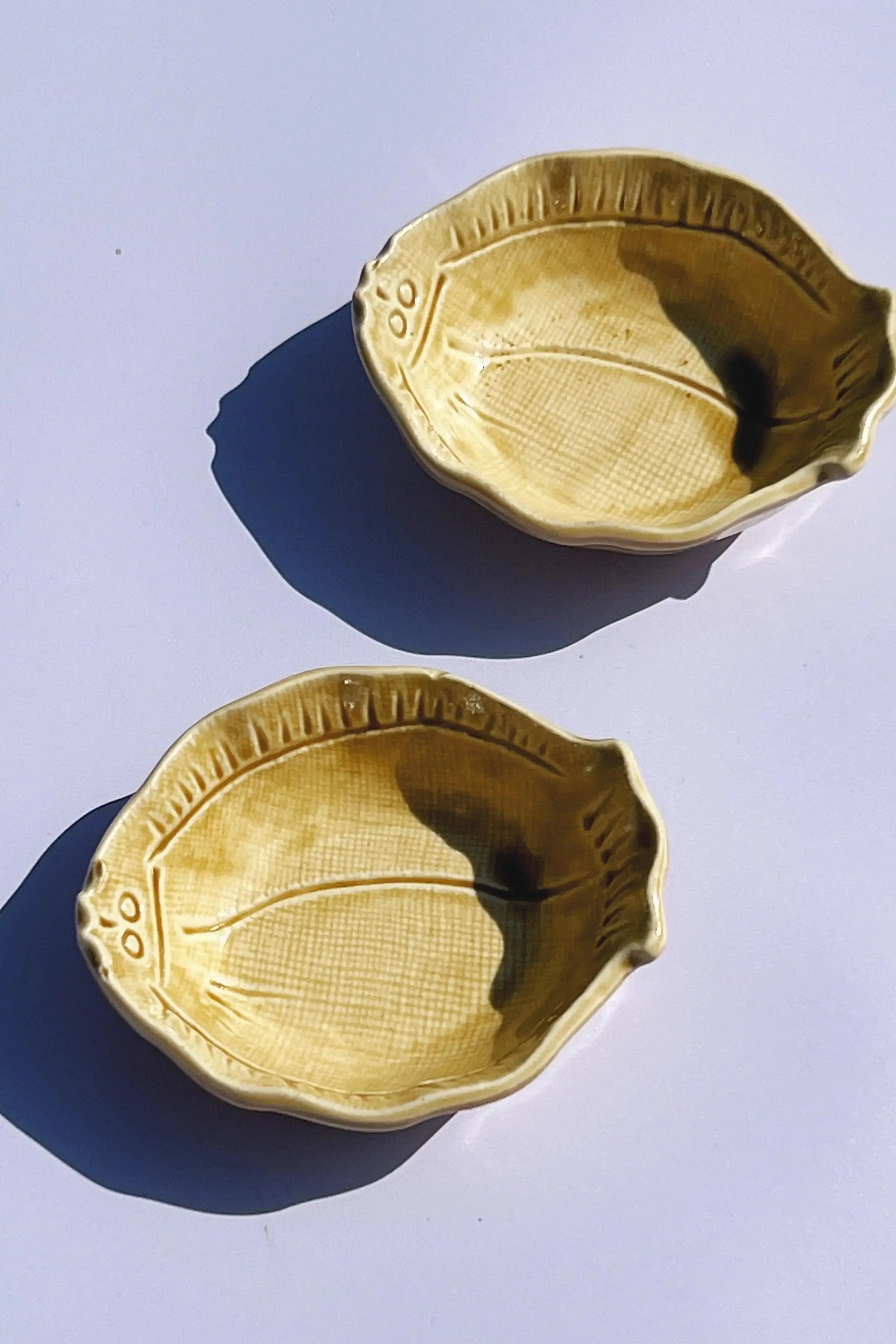 Japansk skål formet som en fisk i keramik | Karrygul Studio Hafnia