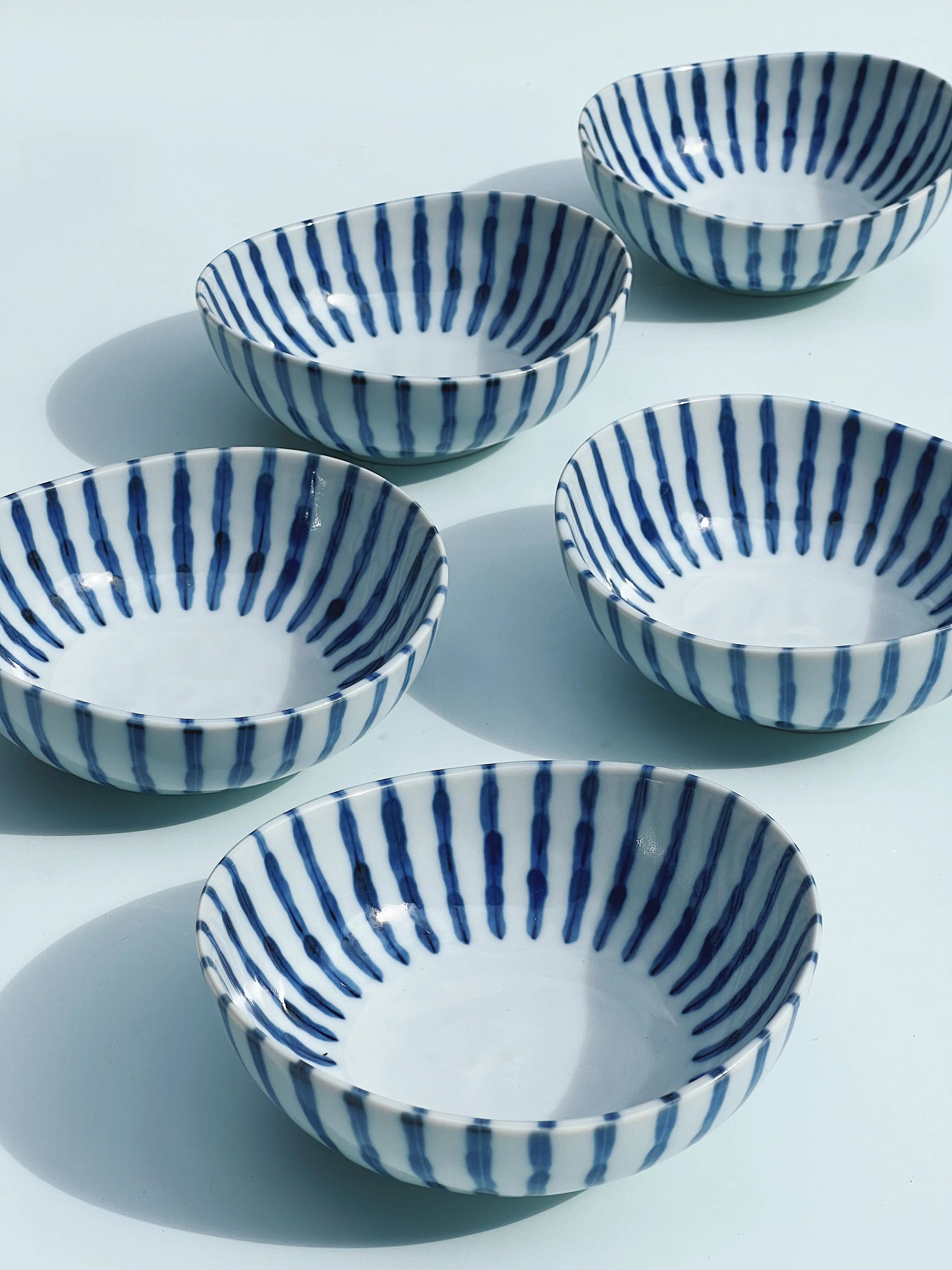 Japansk skål i hvid keramik med blå striber Studio Hafnia