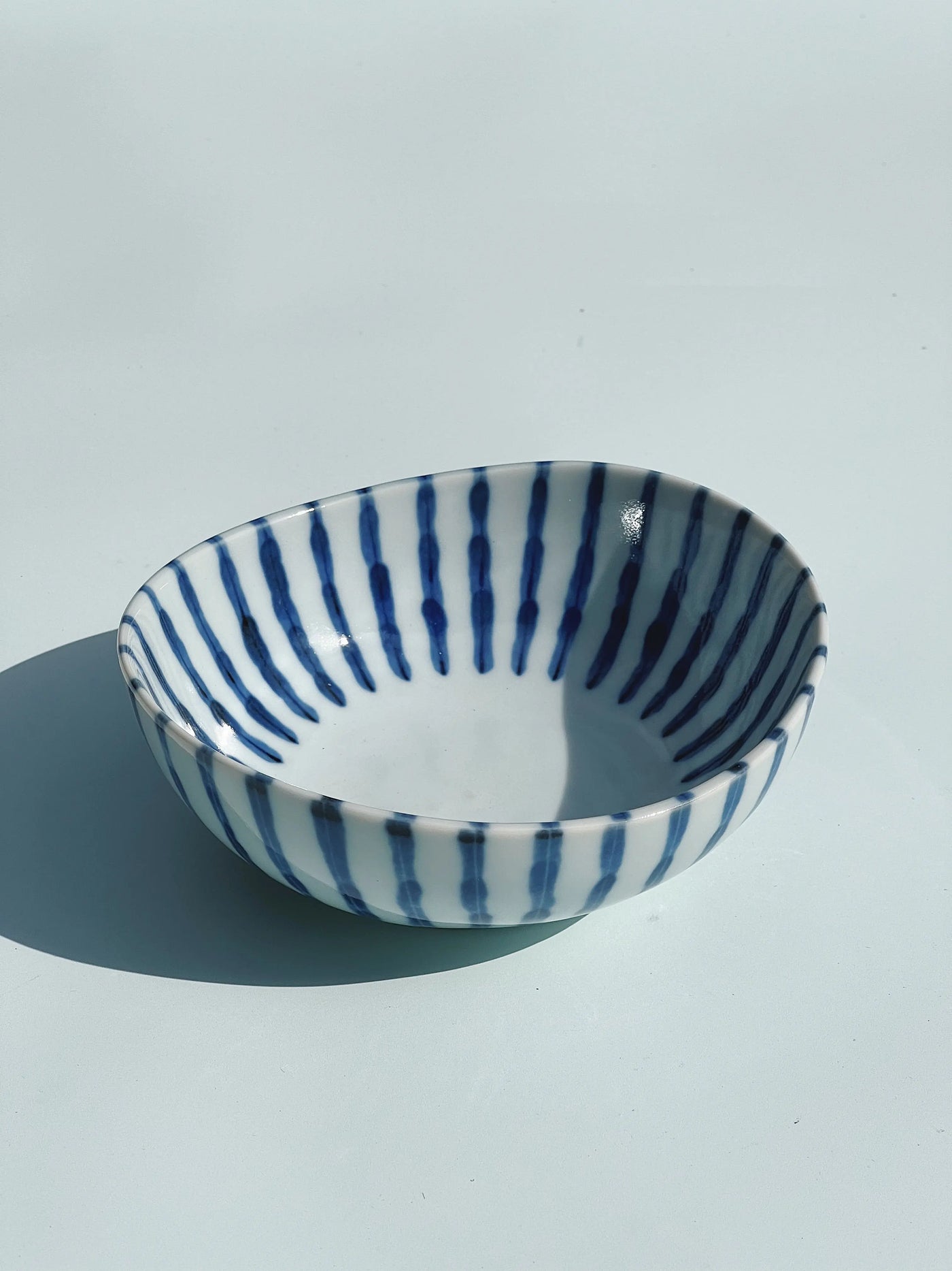 Japansk skål i hvid keramik med blå striber Studio Hafnia