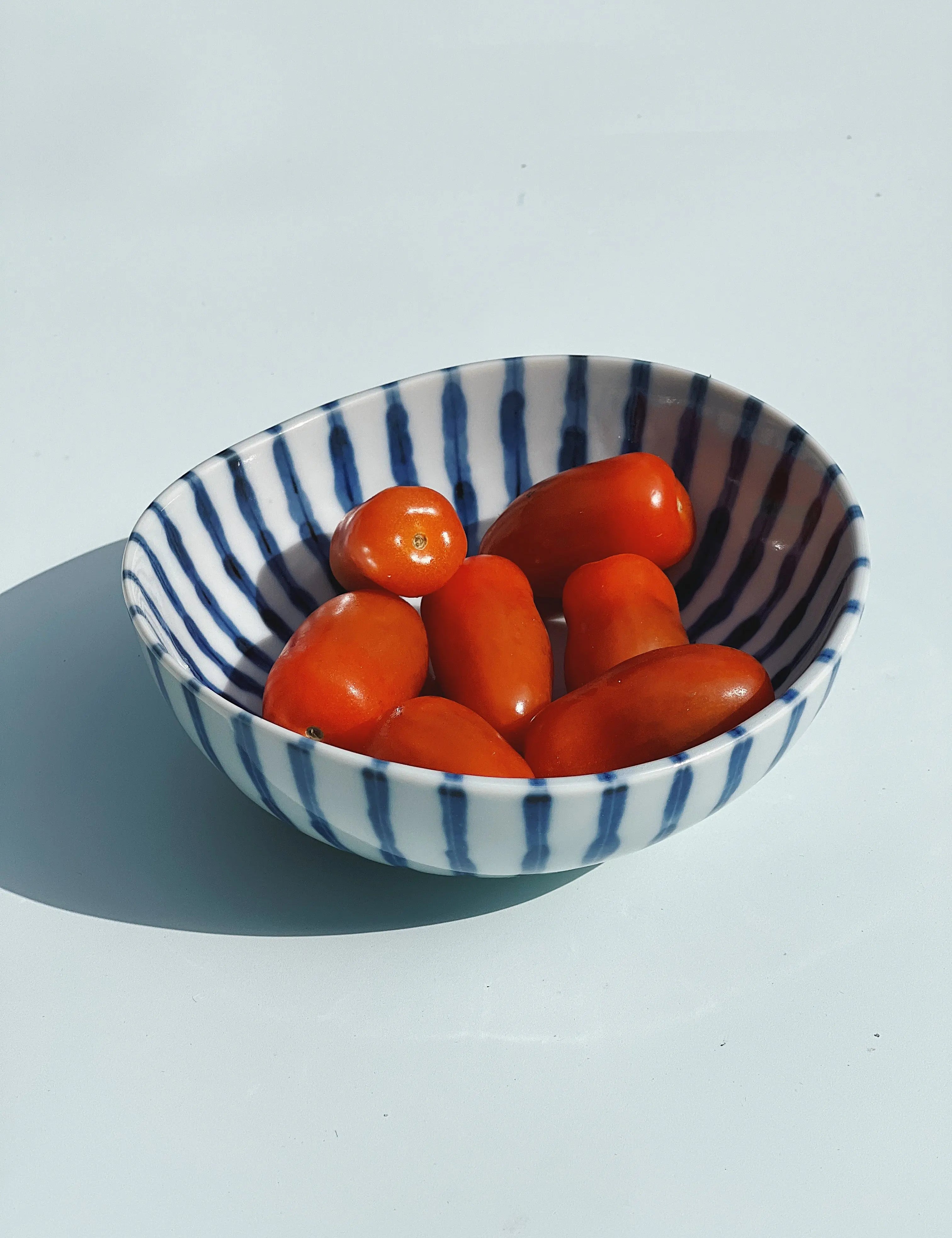 Japansk skål i hvid keramik med blå striber Studio Hafnia