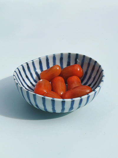 Japansk skål i hvid keramik med blå striber Studio Hafnia