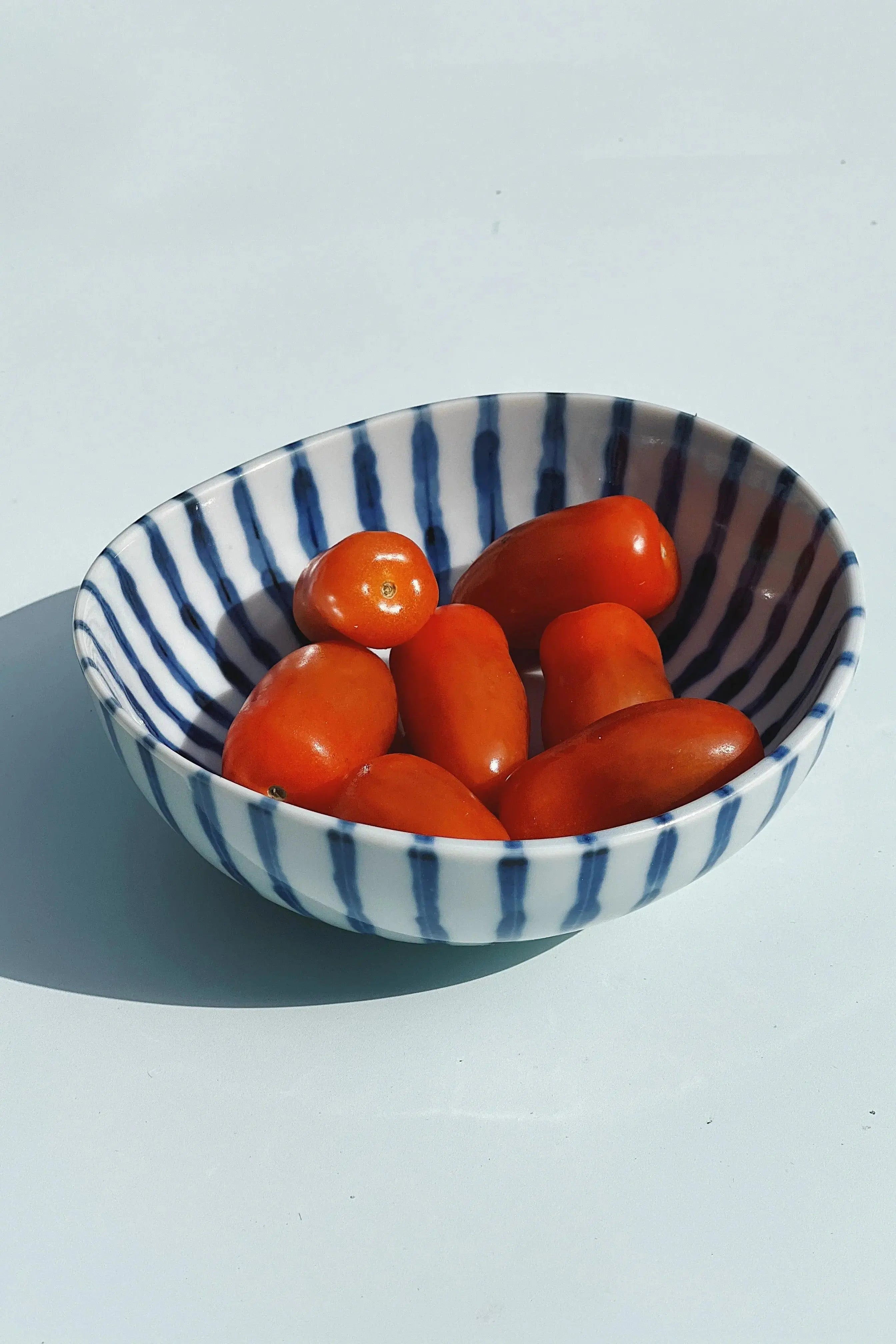 Japansk skål i hvid keramik med blå striber Studio Hafnia