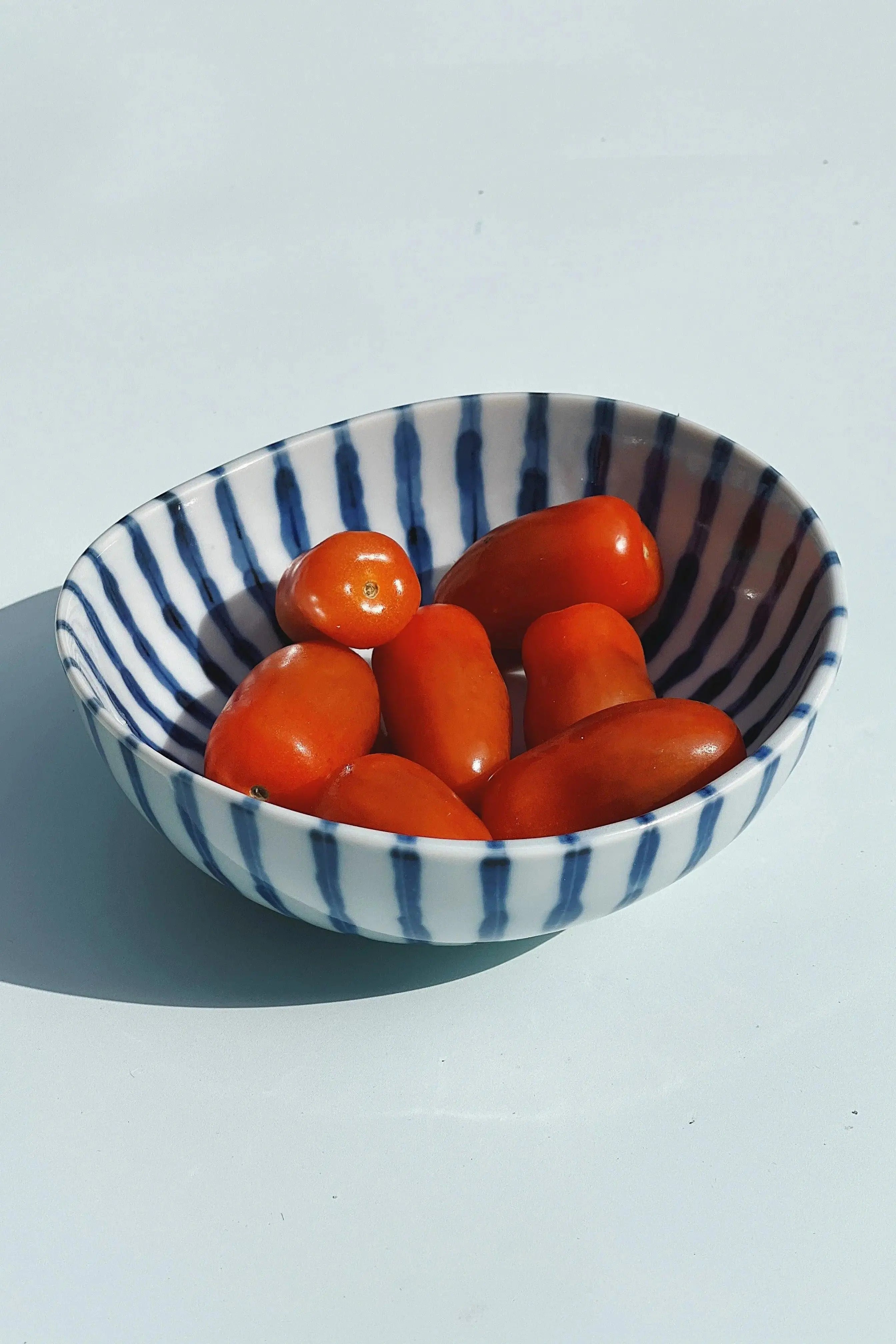 Japansk skål i hvid keramik med blå striber Studio Hafnia