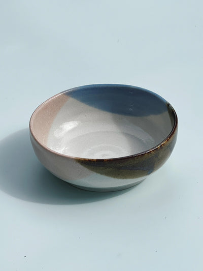 Japansk skål i hvid keramik med lyserød, brun og grå/blå farver Studio Hafnia