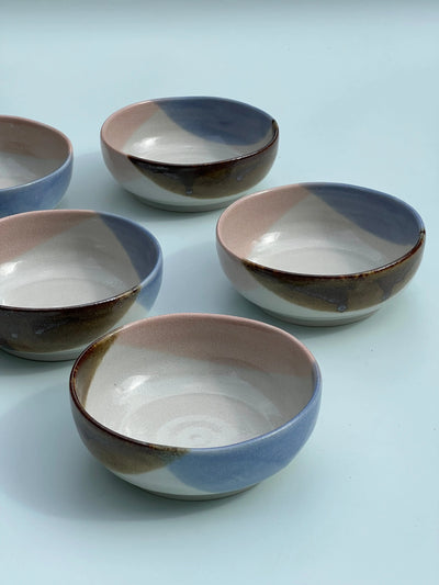 Japansk skål i hvid keramik med lyserød, brun og grå/blå farver Studio Hafnia