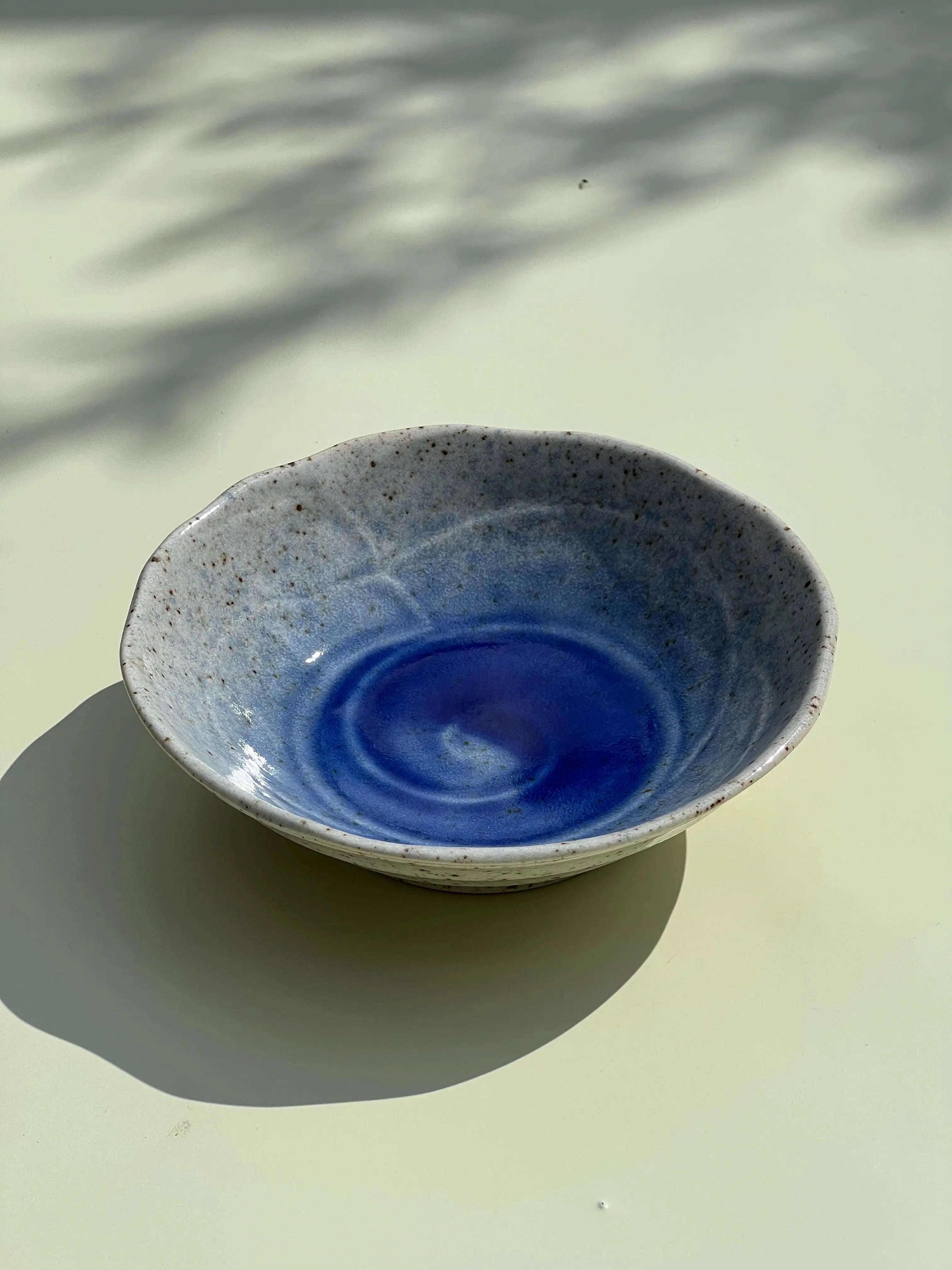 Japansk skål i hvid og blålig keramik | 16 cm Studio Hafnia