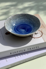 Japansk skål i hvid og blålig keramik | 16 cm Studio Hafnia