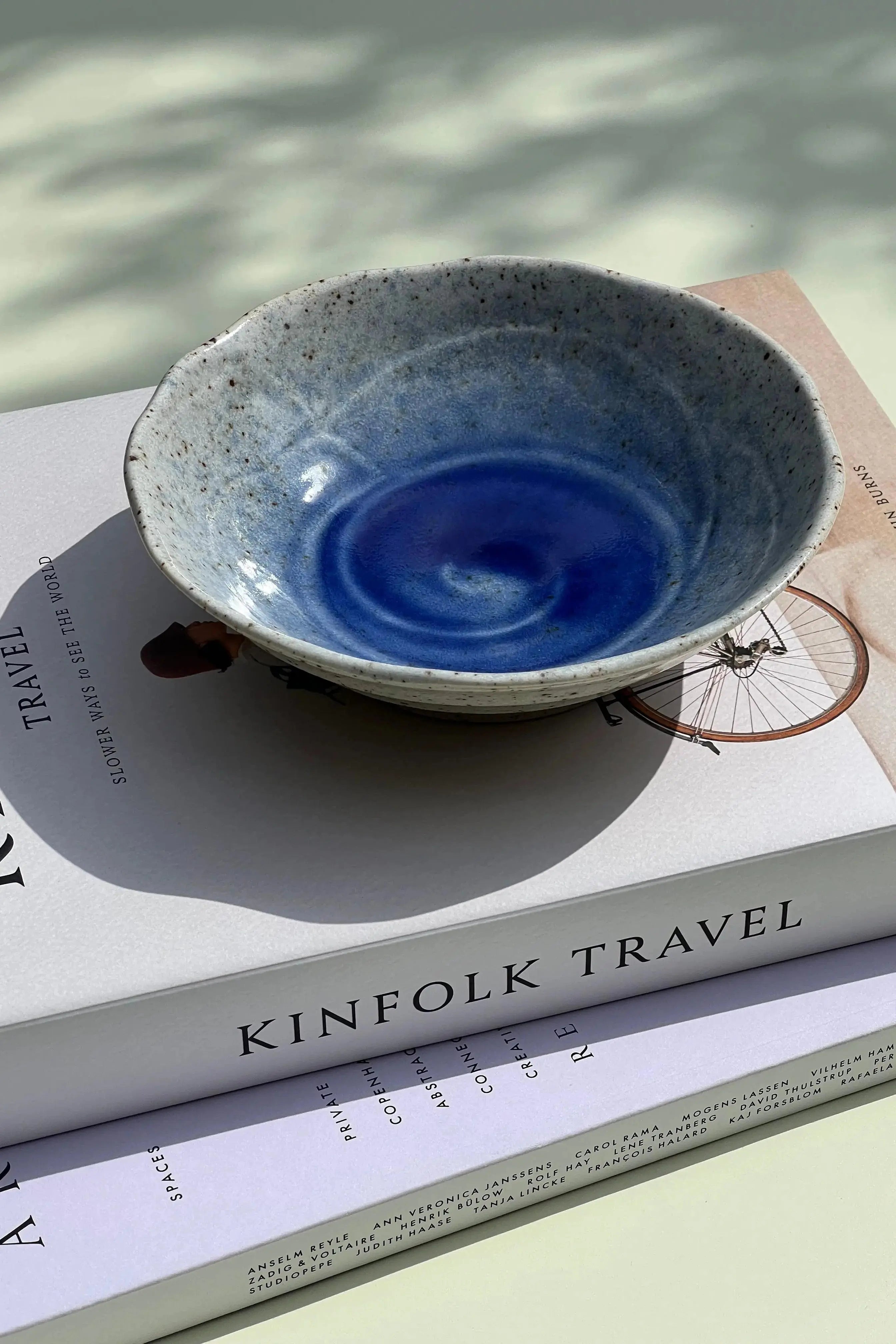 Japansk skål i hvid og blålig keramik | 16 cm Studio Hafnia