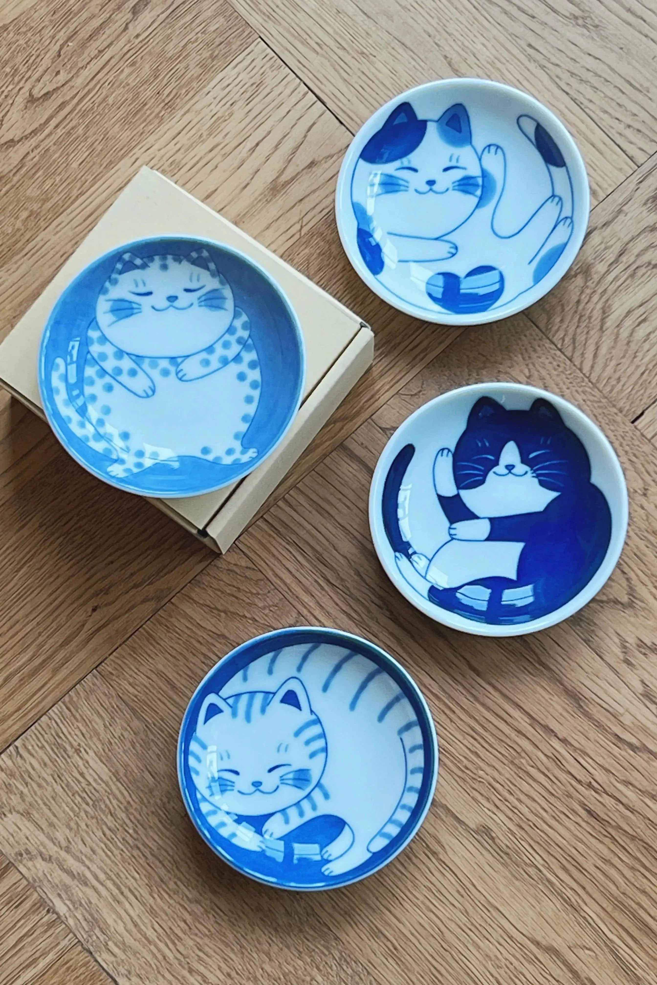 Japansk skål med blå kat | Sæt med 4 forskellige i gaveæske | 10 cm Studio Hafnia