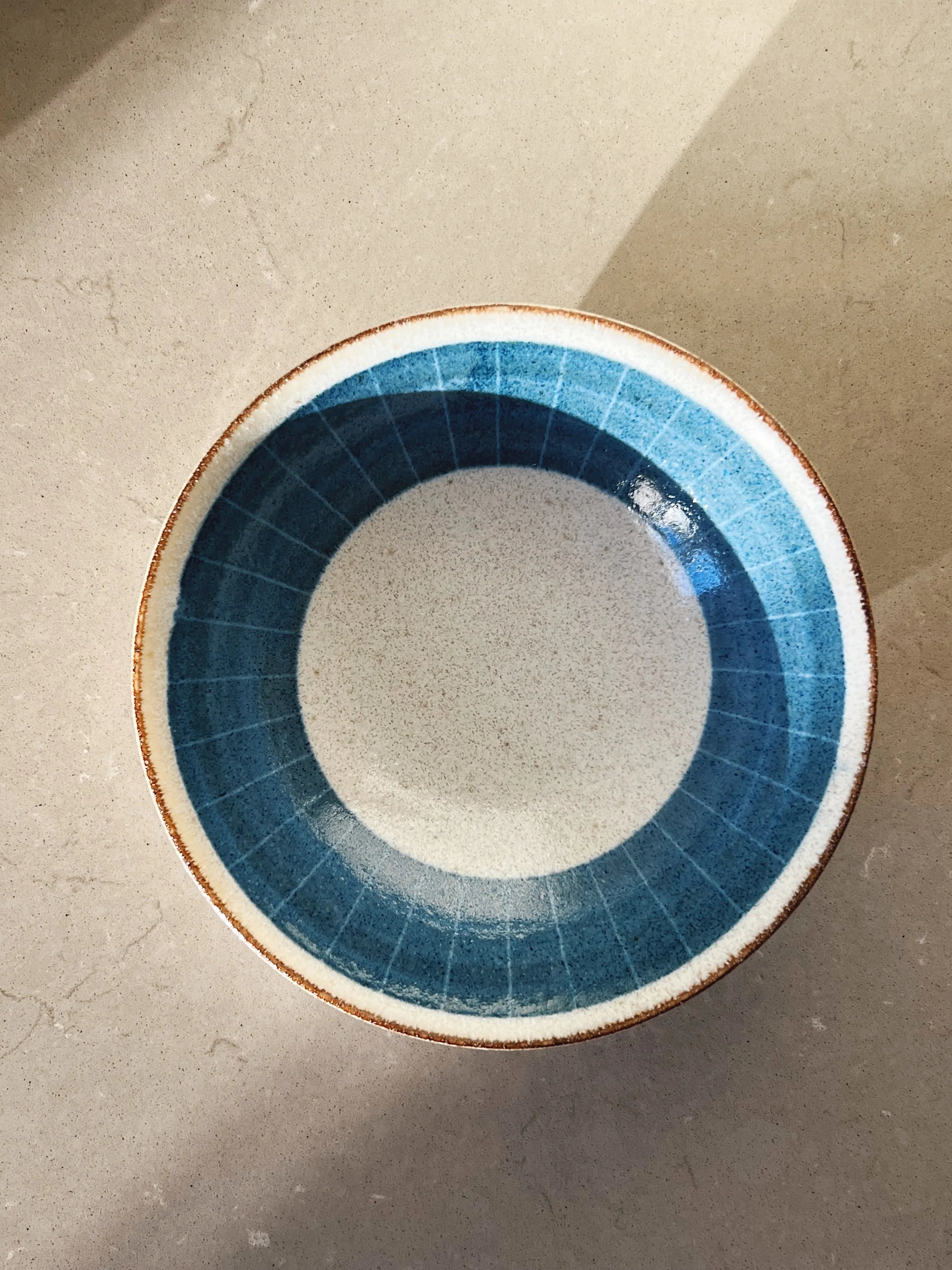 Japansk skål med blåt mønster og brun kant i keramik | 22 cm Studio Hafnia