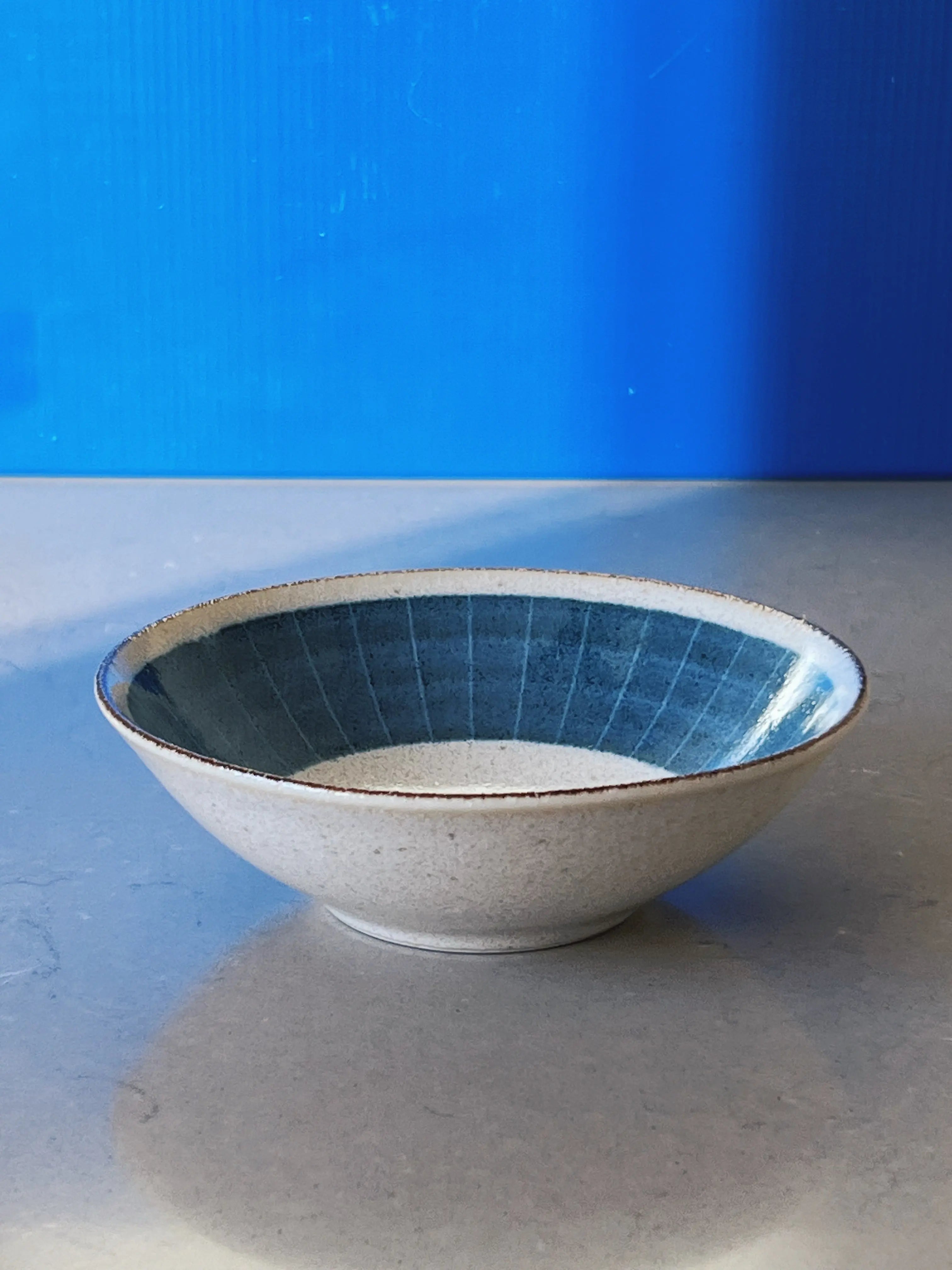 Japansk skål med blåt mønster og brun kant i keramik | 22 cm Studio Hafnia
