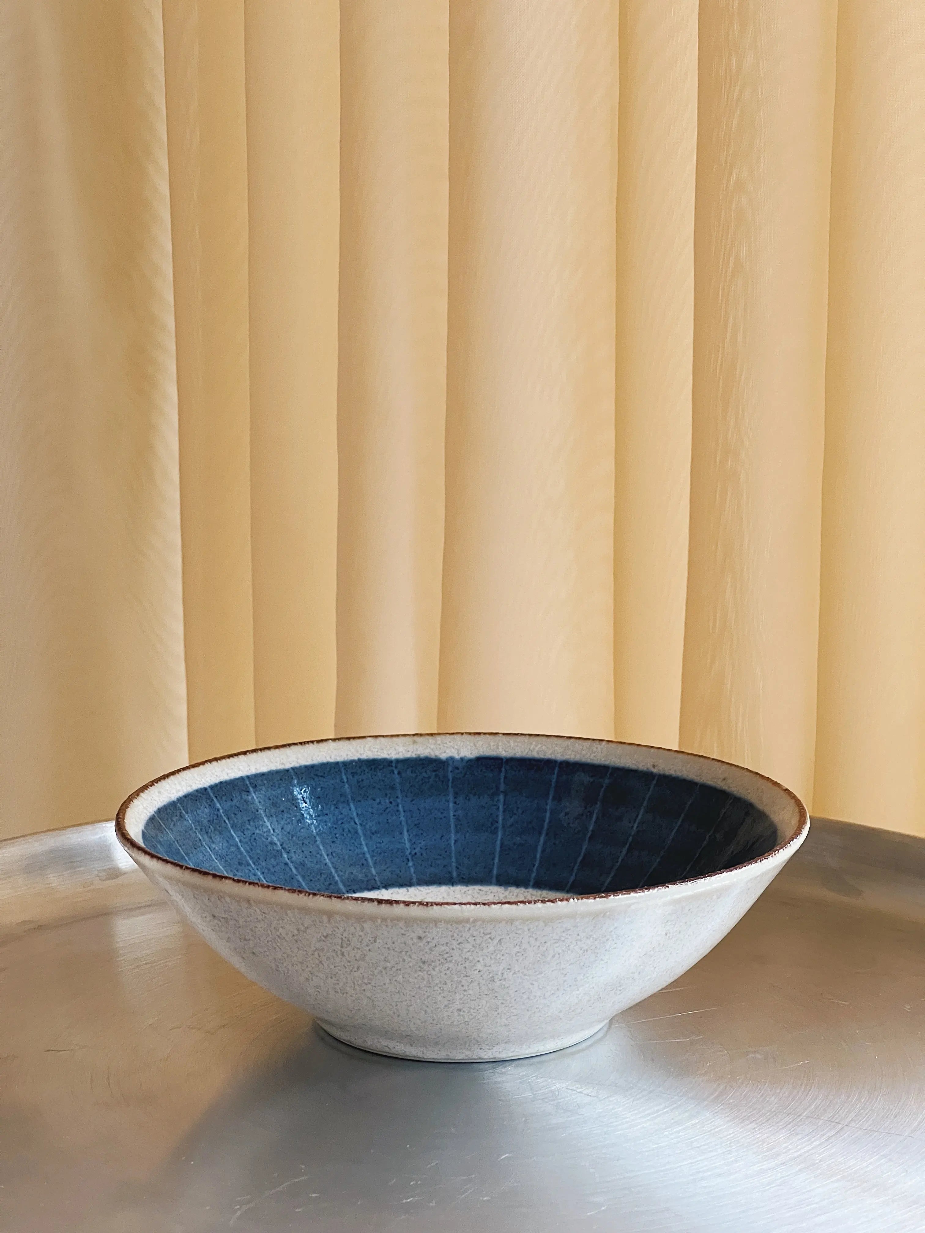 Japansk skål med blåt mønster og brun kant i keramik | 22 cm Studio Hafnia
