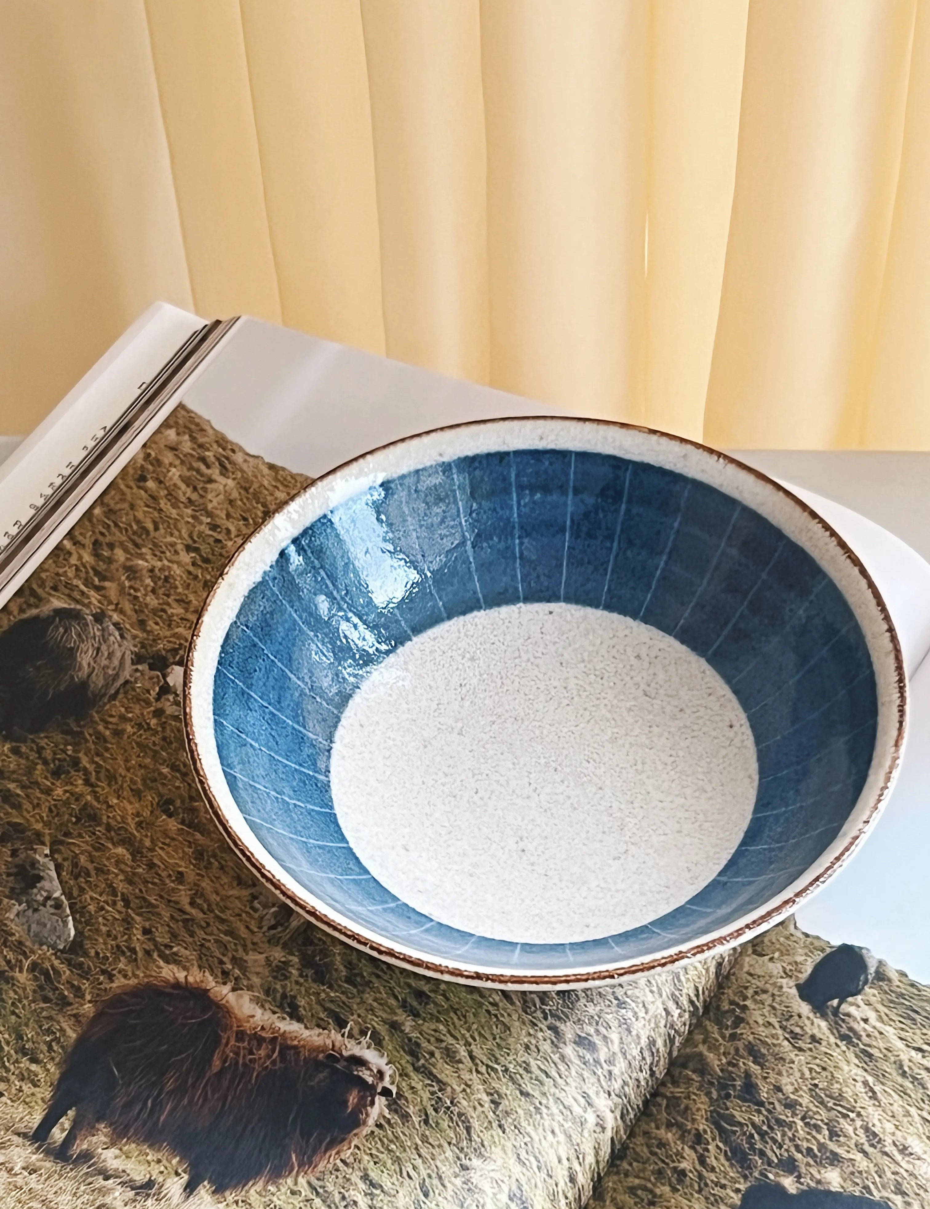 Japansk skål med blåt mønster og brun kant i keramik | 22 cm Studio Hafnia
