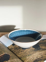 Japansk skål med blåt mønster og brun kant i keramik | 22 cm Studio Hafnia