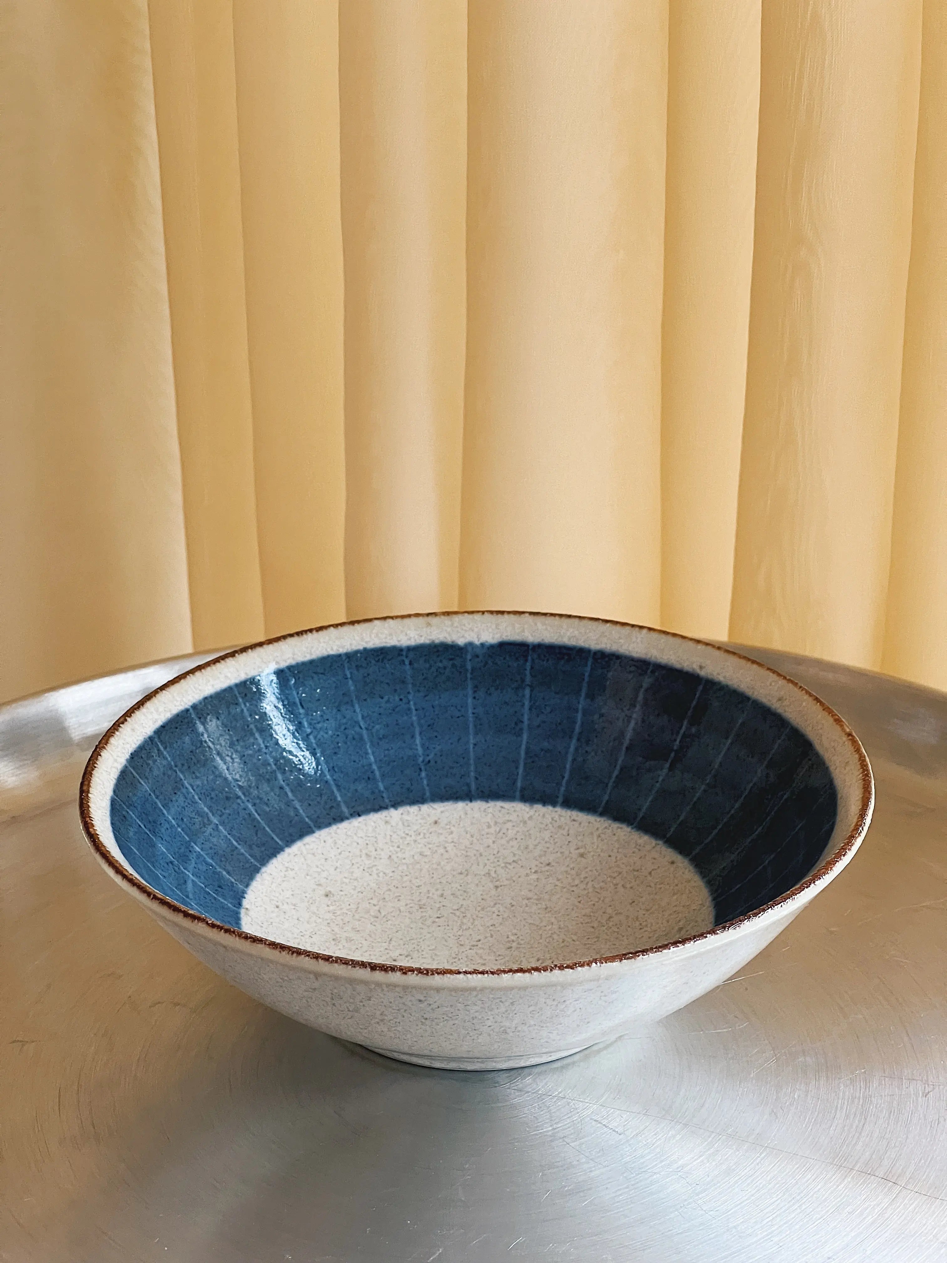 Japansk skål med blåt mønster og brun kant i keramik | 22 cm Studio Hafnia