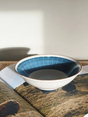 Japansk skål med blåt mønster og brun kant i keramik | 17 cm Studio Hafnia