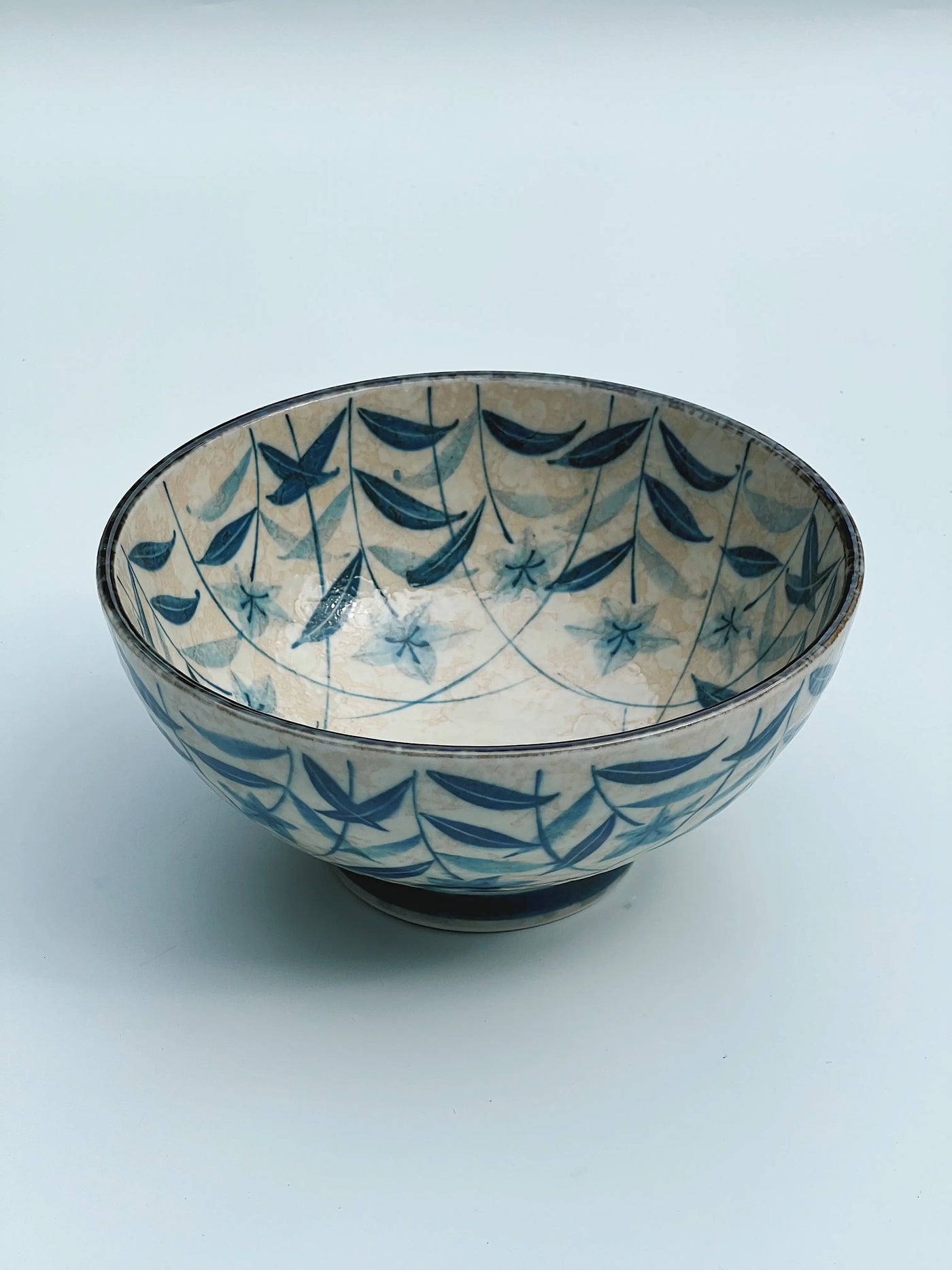 Japansk skål med mørkeblå blomster i keramik Studio Hafnia