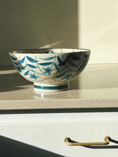 Japansk skål med mørkeblå blomster i keramik Studio Hafnia