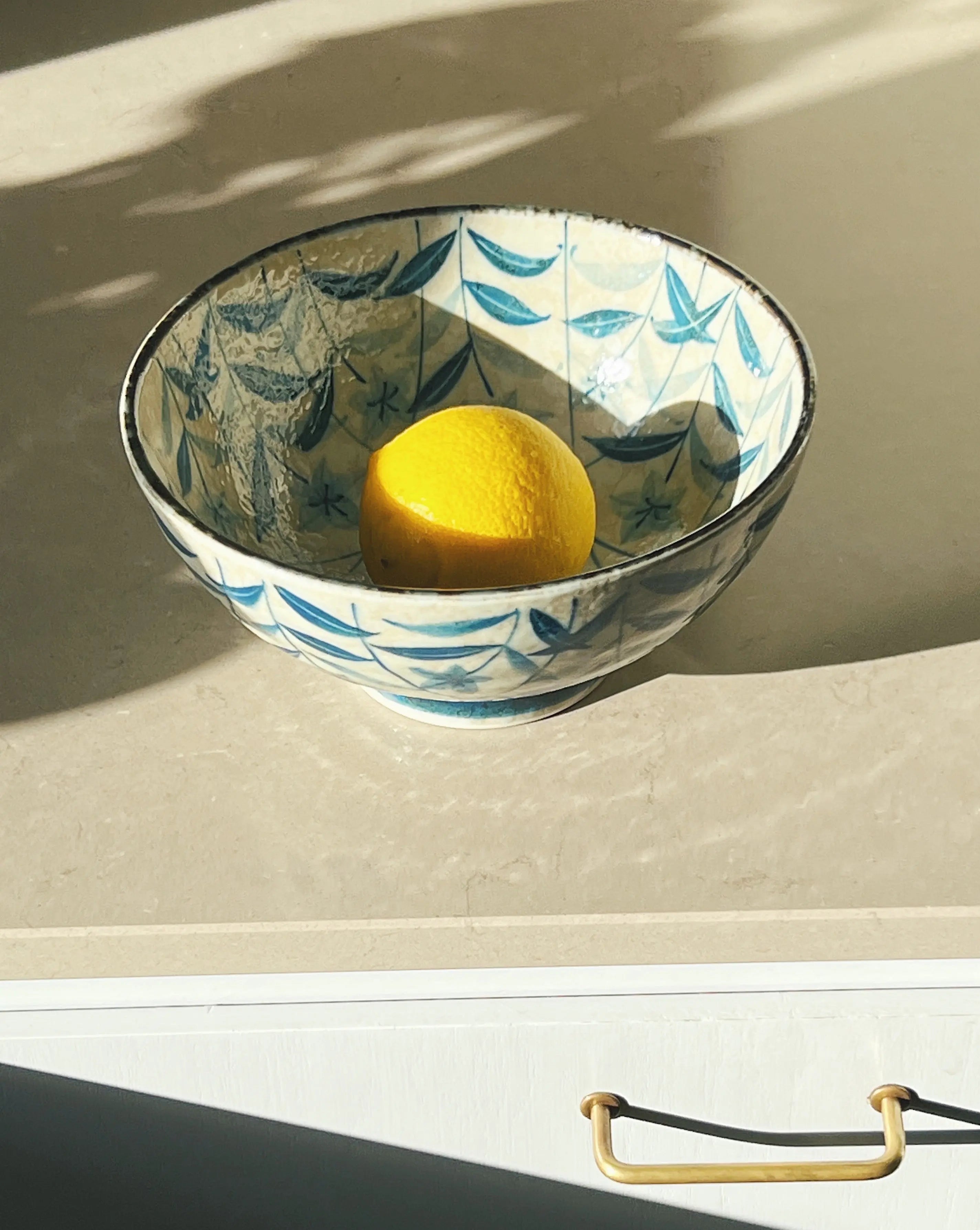 Japansk skål med mørkeblå blomster i keramik Studio Hafnia